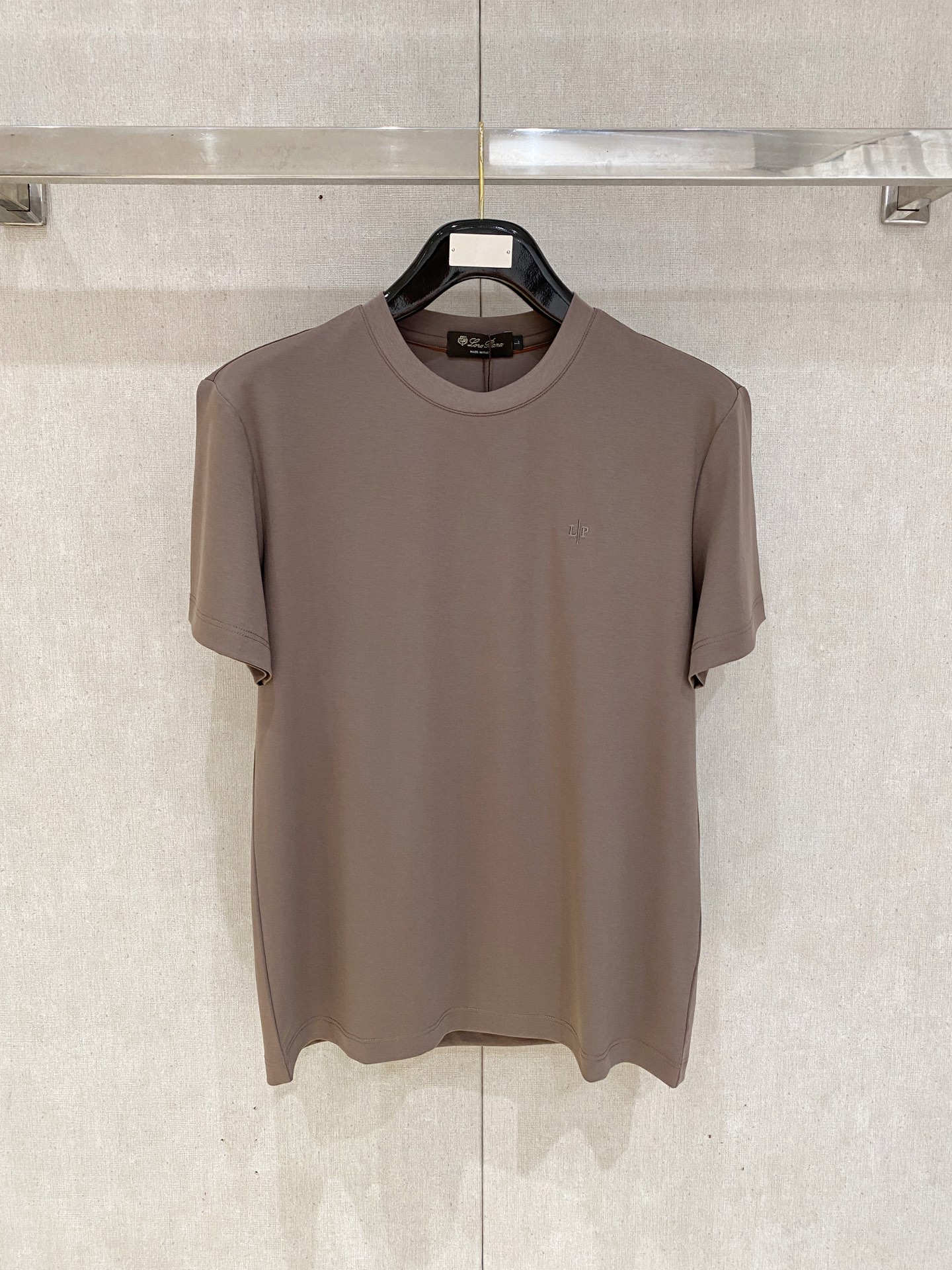 NO:836378,lp Nuoyoupanya 2026 spring and summer new men's round neck short-sleeved T-shirt, high-end ready-to-wear European product series, a single product with great sense of design. Top-quality foreign merchants provide pima cotton fabric, which is extremely comfortable and breathable, and has positive skin-friendly properties, subverting the traditional fabrics  It brings a comfortable experience with exquisite craftsmanship and accessories. The brand pattern on the chest is uniquely designed and has a strong style. The original tailoring at the counter and meticulous detail processing better highlight its quality. A must-have for street fashionistas. Sizes M-4XL, loro  piana,T-shirt,tees,t-shirt,19860909lp诺悠翩雅2026年春夏新款男士圆领短袖T恤,高端成衣欧货系列,极具设计感的一款单品,顶级外商客供匹马棉面料,上手极微舒适透气,亲肤性积极,颠覆传统面料所带来的舒适体验,工艺辅料考究.胸前品牌图案以独特设计,风格性极强.专柜原版剪裁,一丝不苟细节处理更佳彰显其品质,街头时尚达人必入.尺码M-4XL,,loro piana,T-shirt,tees，t-shirt,,Men's clothing