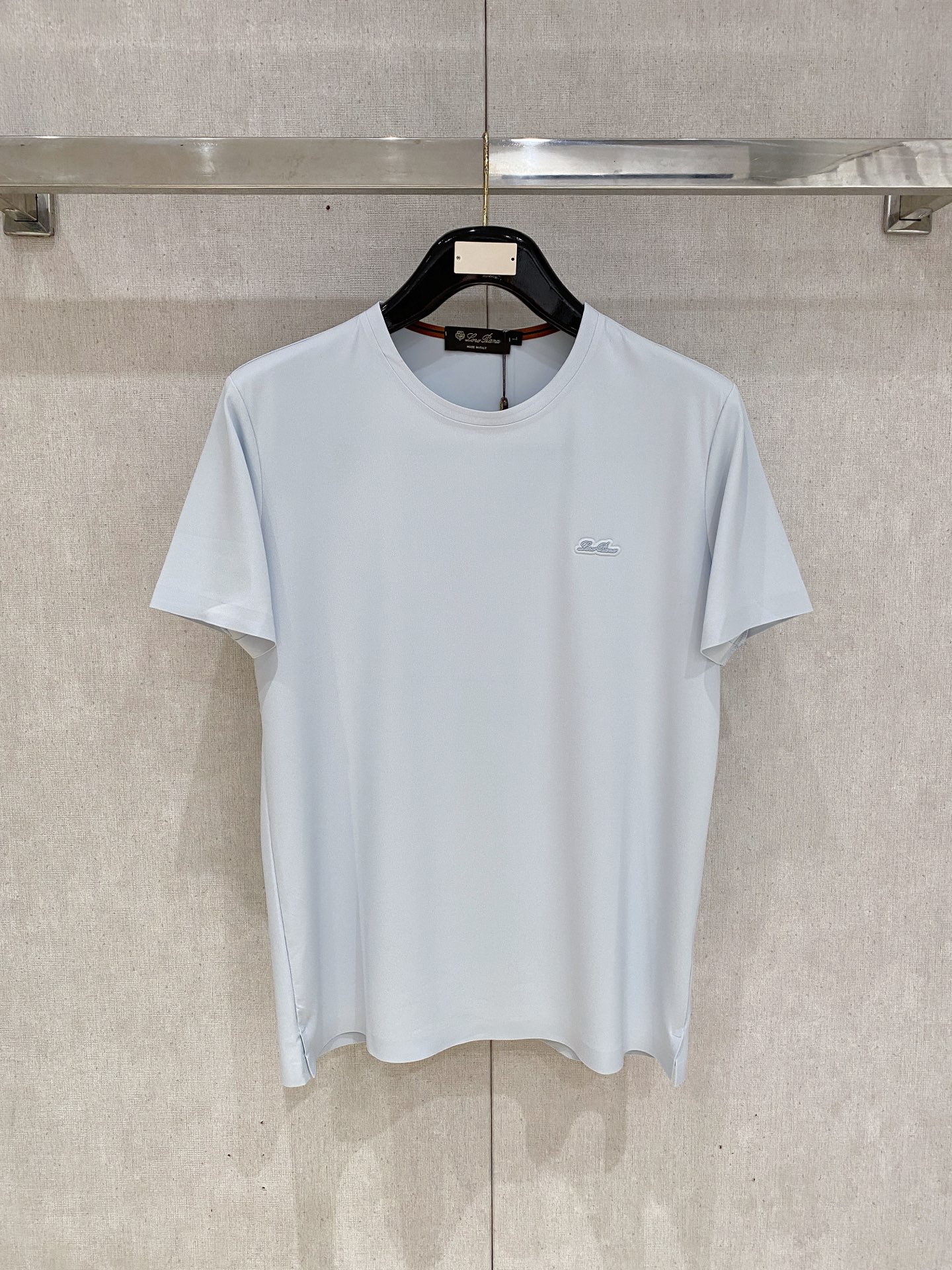 NO:836384,The new spring and summer men's round neck short-sleeved T-shirt in l6, high-end ready-to-wear European product series, a single product with great sense of design. Top-grade foreign merchants provide ice silk cool cotton seamless fabric, which is extremely comfortable and breathable, and has positive skin-friendly properties, subverting the traditional fabrics.  Comfortable experience, exquisite craftsmanship and accessories. The brand pattern on the chest is uniquely designed, with strong style. The original tailoring at the counter, with meticulous details to better highlight its quality, a must-have for street fashionistas. Sizes M-4XL,, loro  piana,T-shirt,tees,t-shirt,19860909l6年春夏新款男士圆领短袖T恤,高端成衣欧货系列,极具设计感的一款单品,顶级外商客供冰丝爽棉无痕面料,上手极微舒适透气,亲肤性积极,颠覆传统面料所带来的舒适体验,工艺辅料考究.胸前品牌图案以独特设计,风格性极强.专柜原版剪裁,一丝不苟细节处理更佳彰显其品质,街头时尚达人必入.尺码M-4XL,,loro piana,T-shirt,tees，t-shirt,,Men's clothing