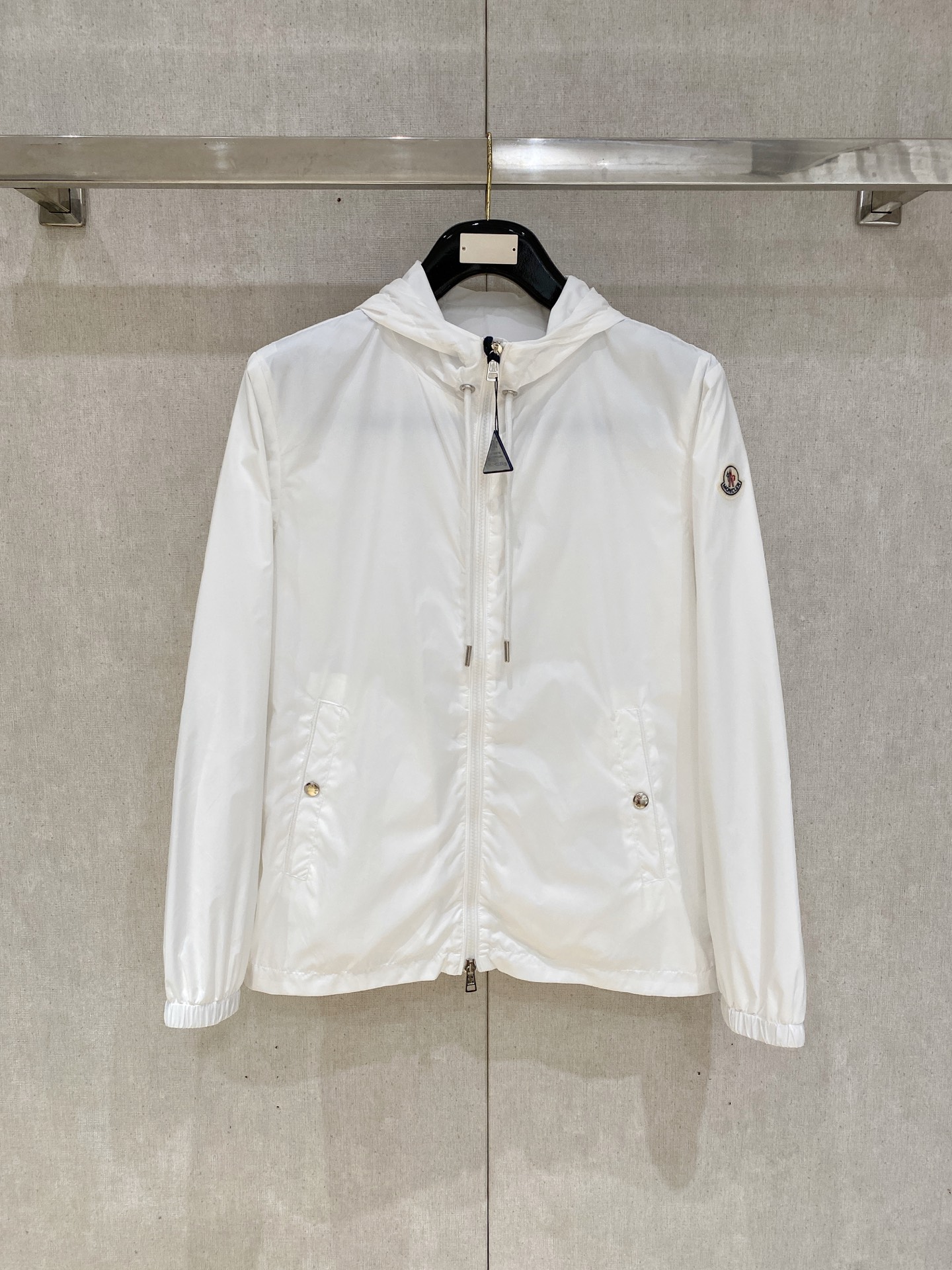 NO:833266,Moncler muzzle windproof and waterproof jacket 26ss early spring new model Original waterproof technical fabric Glued coating with water-repellent effect, customized fabric is stiff, soft and not rigid Non-market glue coat kind of very hard and rigid fabric, original hardware Logo one to one Customized real cashmere top embroidery label Dual-chip sensor armband, wash mark Big factory quality Top quality reject small workshop Color black white Size 12345, Moncler, jackets &  coats,jackets & coats,19860909Moncler蒙口防风防水夹克外套26ss早春新款 原版防水科技面料 过胶涂层防泼水效果,定制面料硬挺微柔且不死板 非市场过胶衣那种非常硬的死板的面料, 原版五金Logo一比一 定制真羊绒顶级刺绣标 双芯片感应袖标、洗水唛 大厂品质 顶级精拒绝小作坊 颜色黑色 白色 尺码12345,,Moncler,jackets & coats,jackets & coats,,Men's clothing