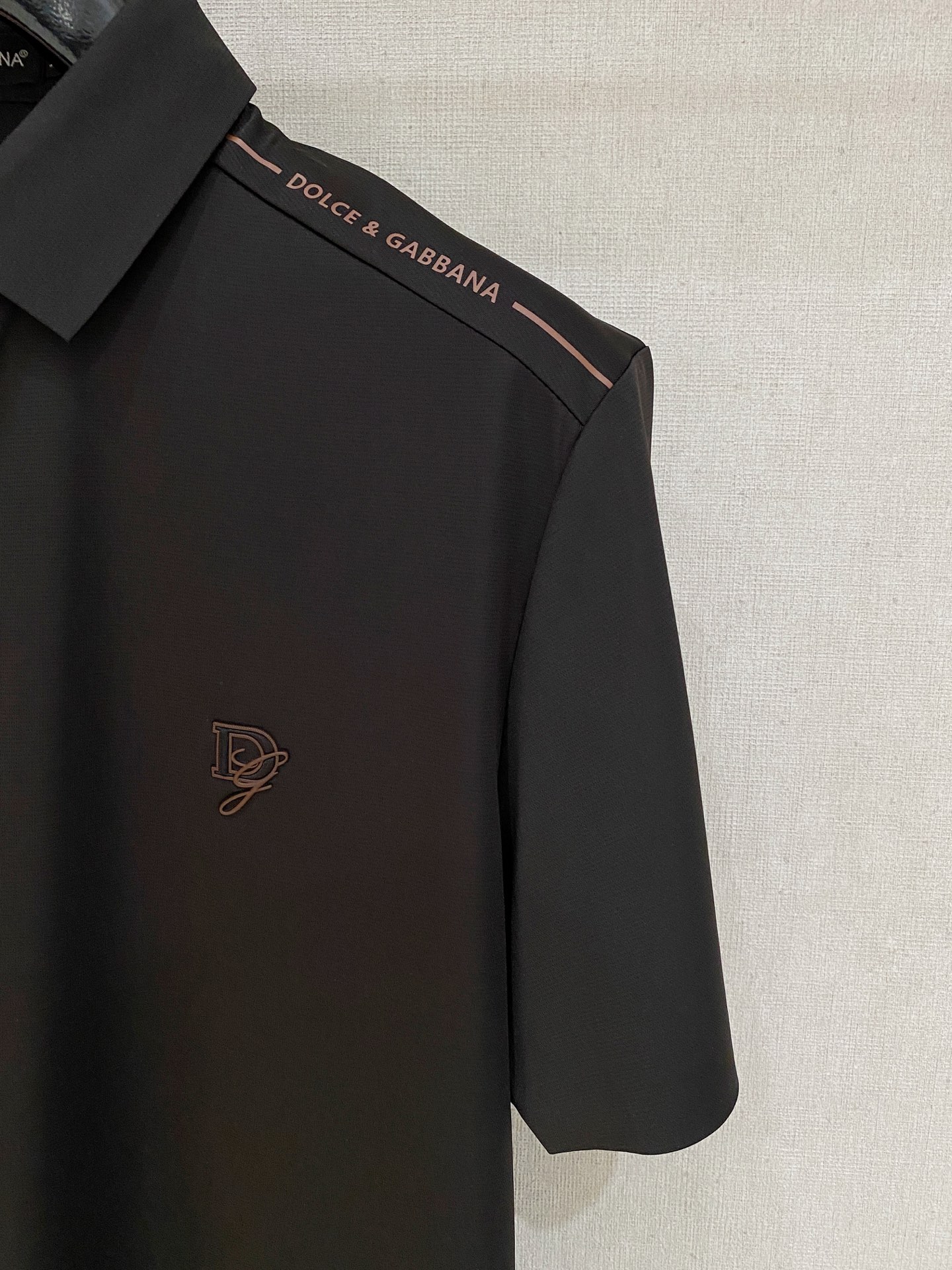 Dolce&Gabbana杜嘉班纳 2026ss春夏新款衬衫系列。定制顶级冰爽锦氨无痕衬衫，重工艺1:1