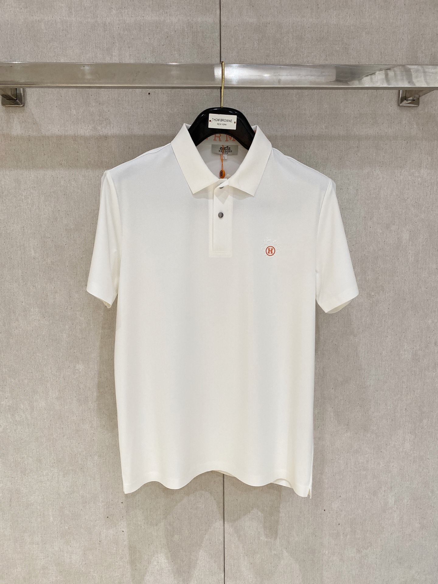NO:836390,Hermes 2026ss spring and summer new seamless polo series. Customized top-quality cool nylon seamless fabric, heavy craftsmanship 1:1 design, crafts printing of fashionable big-name element logos, awesome upper body shape, fine, comfortable and breathable fabrics, super good-looking and a must-have for fashionable men with any combination!  Size M-4XL,,hermes,hermes,19860909Hermes爱马仕 2026ss春夏新款无痕polo系列.定制顶级冰爽锦氨无痕面料,重工艺1:1设计,工艺印花时尚大牌元素logo,上身版型超赞,面料细腻舒适透气,随意搭配都超级好看时尚型男必备款哦！ 尺码M-4XL,,hermes,hermes,,Men's clothing