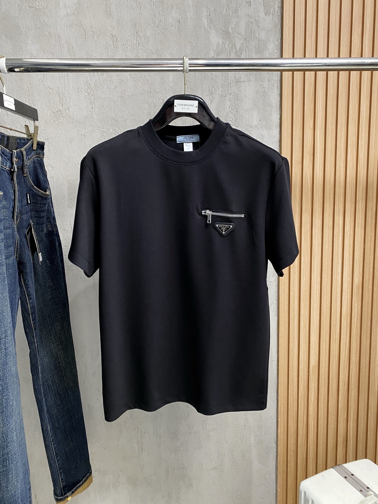 NO:843976,Prada 2026 new pure cotton men's casual bottoming short-sleeved T-shirt!  High-end customization, high version, fashionable and versatile, loose version, original imported cotton fabric, threaded cuffs, collar and hem, super soft and delicate to the touch, skin-friendly and comfortable to wear, high-end boutique. Avant-garde style, charming and comfortable, great upper body, essential items for men, three complete standards, sizes M-4XL, prada, T-shirt, tees, t-shirt,19860909普拉达 2026 新款纯棉男士休闲打底短袖T恤！高端定制 高版本 时尚百搭爆款宽松版型原版进口纯棉面料 螺纹袖口.领口衣摆 手感超柔软细腻 穿着亲肤舒适 高端精品.前卫风格魅力舒适, 上身非常赞 男士必备单品 三标齐全 尺码M-4XL,,prada,T-shirt,tees，t-shirt,,Men's clothing