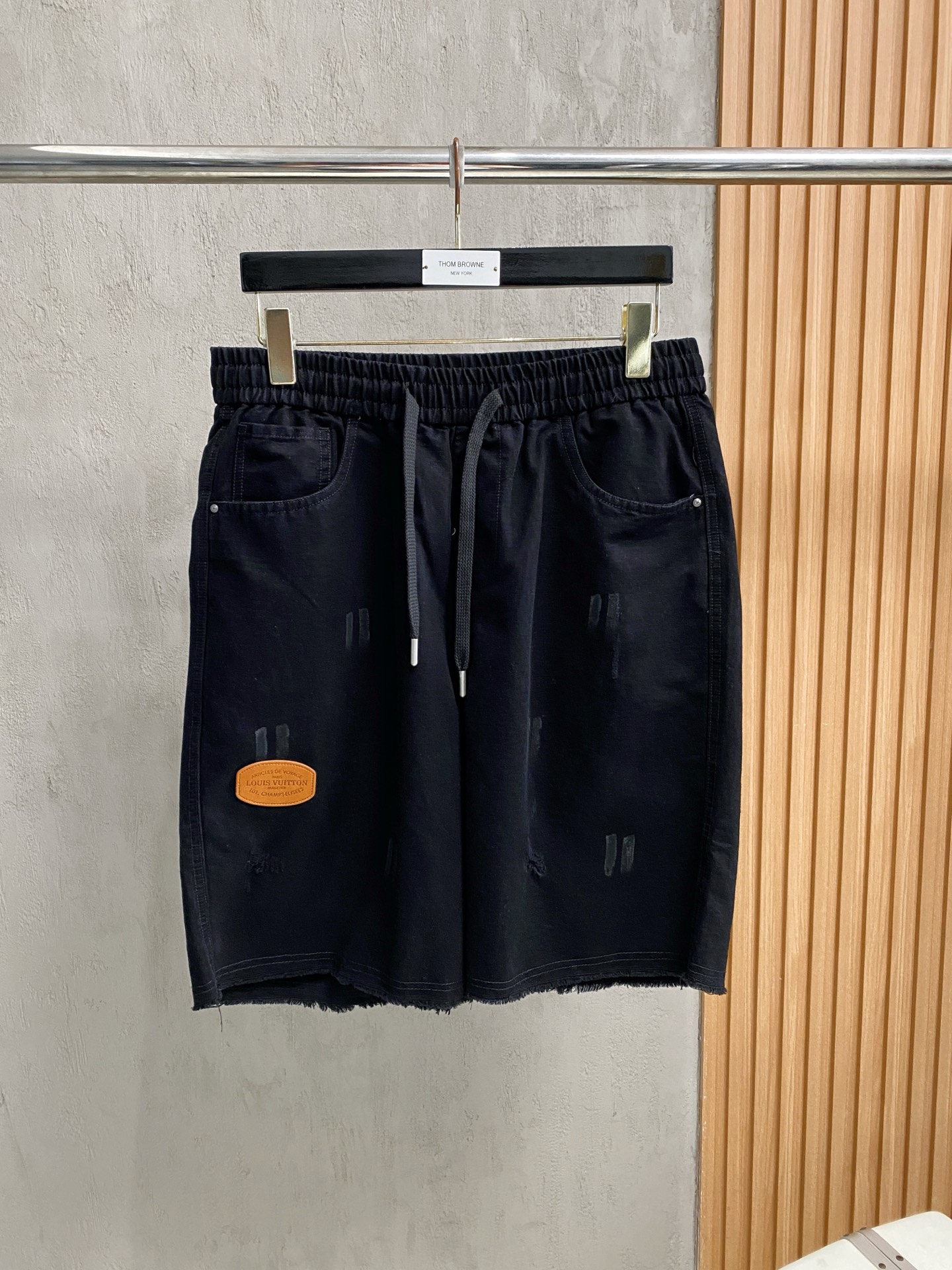 NO:843996,LV 2025 new summer men's casual shorts, advanced custom fabrics, extremely breathable, elastic and comfortable, with impeccable details, top-grade accessories, original logo design concept, delicate and soft feel!  The upper body fit is awesome!  Size 29-36 No 35,,louis vuitton,shorts,19860909LV 2025夏季新款男士休闲短裤,高级定制面料 透气弹力舒适度极高,细节无可挑剔,顶级辅料配备,原版logo设计理念,手感细腻柔软！上身版型超赞！尺码29-36 无35,,louis vuitton,shorts,,Men's clothing