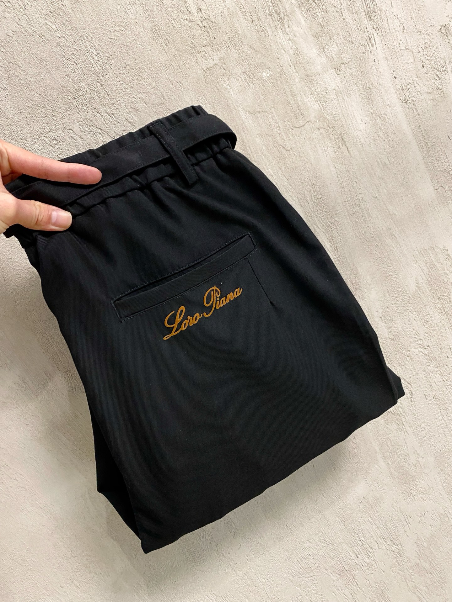 Loro Piana  春夏新款 26ss休闲裤金典再次出现，原单订制高品质时尚休闲裤。超级百搭款。独家