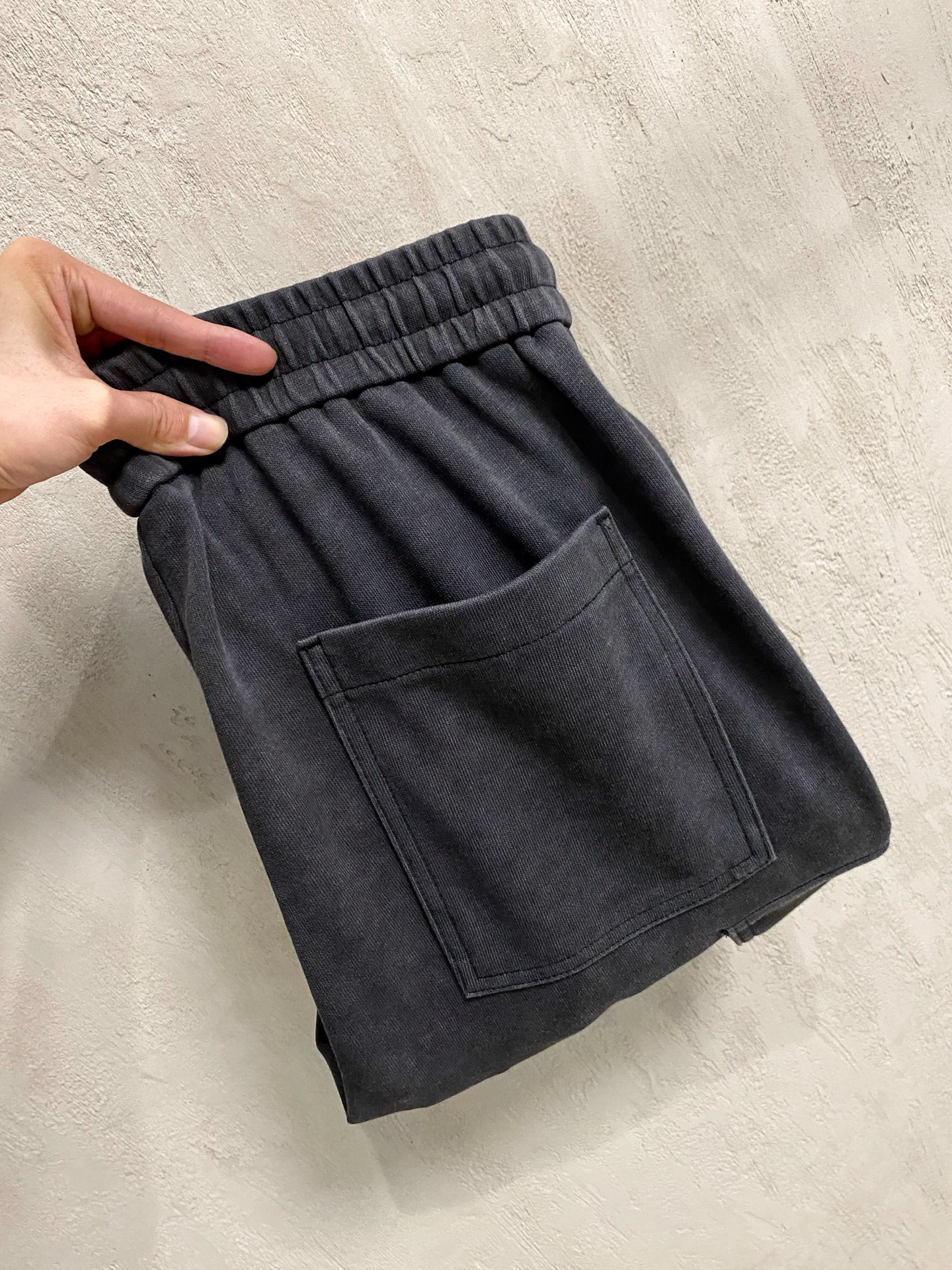 NO:843969,Balenciaga spring and summer new model 26ss casual pants golden classic appears again, original order high-quality fashionable casual pants. Super versatile style. Exclusive custom-made fabric, very wide and stylish, close-fitting and comfortable. The latest hardware accessories from the original custom counter. Super beautiful shape, the upper body shows slender legs, the lining and routing are impeccable, you can attend any occasion, and once again emphasize that the fabric is very, very classy! Code number 29-36 No 35,,balenciaga,19860909巴黎世家 春夏新款 26ss休闲裤金典再次出现,原单订制高品质时尚休闲裤.超级百搭款.独家定制面料,挺阔有型,贴身舒适.原版定制专柜最新五金辅料.超靓版型、上身显腿修长,內里,走线都无可挑剔,任何场合都可出席,再次强调面料非常非常显档次！码数 29-36 无35,,balenciaga,,Men's clothing