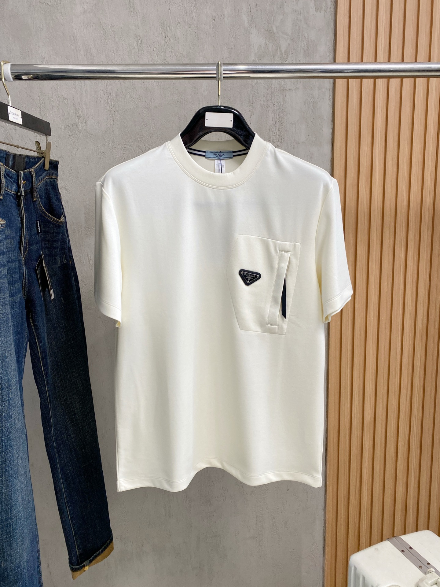 NO:843988,Prada 2026 new pure cotton men's casual bottoming short-sleeved T-shirt!  High-end customization, high version, fashionable and versatile, loose version, original imported cotton fabric, threaded cuffs, collar and hem, super soft and delicate to the touch, skin-friendly and comfortable to wear, high-end boutique. Avant-garde style, charming and comfortable, great upper body, essential items for men, three complete standards, sizes M-4XL, prada, T-shirt, tees, t-shirt,19860909普拉达 2026 新款纯棉男士休闲打底短袖T恤！高端定制 高版本 时尚百搭爆款宽松版型原版进口纯棉面料 螺纹袖口.领口衣摆 手感超柔软细腻 穿着亲肤舒适 高端精品.前卫风格魅力舒适, 上身非常赞 男士必备单品 三标齐全 尺码M-4XL,,prada,T-shirt,tees，t-shirt,,Men's clothing