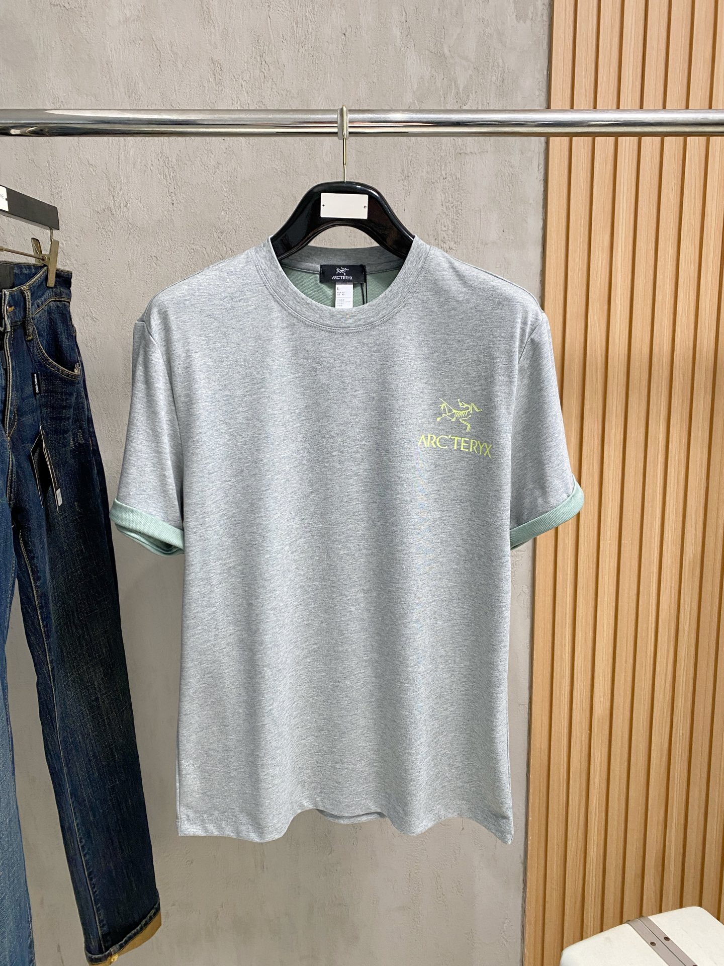 NO:843984,Arc'teryx 2026 new pure cotton men's casual bottoming short-sleeved T-shirt!  High-end customization, high version, fashionable and versatile, loose version, original imported cotton fabric, threaded cuffs, collar and hem, super soft and delicate to the touch, skin-friendly and comfortable to wear, high-end boutique. Avant-garde style, charming and comfortable, great upper body, essential items for men, complete with three standards, sizes M-4XL, arc'teryx, T-shirt, tees, t-shirt,19860909始祖鸟 2026 新款纯棉男士休闲打底短袖T恤！高端定制 高版本 时尚百搭爆款宽松版型原版进口纯棉面料 螺纹袖口.领口衣摆 手感超柔软细腻 穿着亲肤舒适 高端精品.前卫风格魅力舒适, 上身非常赞 男士必备单品 三标齐全 尺码M-4XL,arc'teryx,T-shirt,tees，t-shirt,,Men's clothing