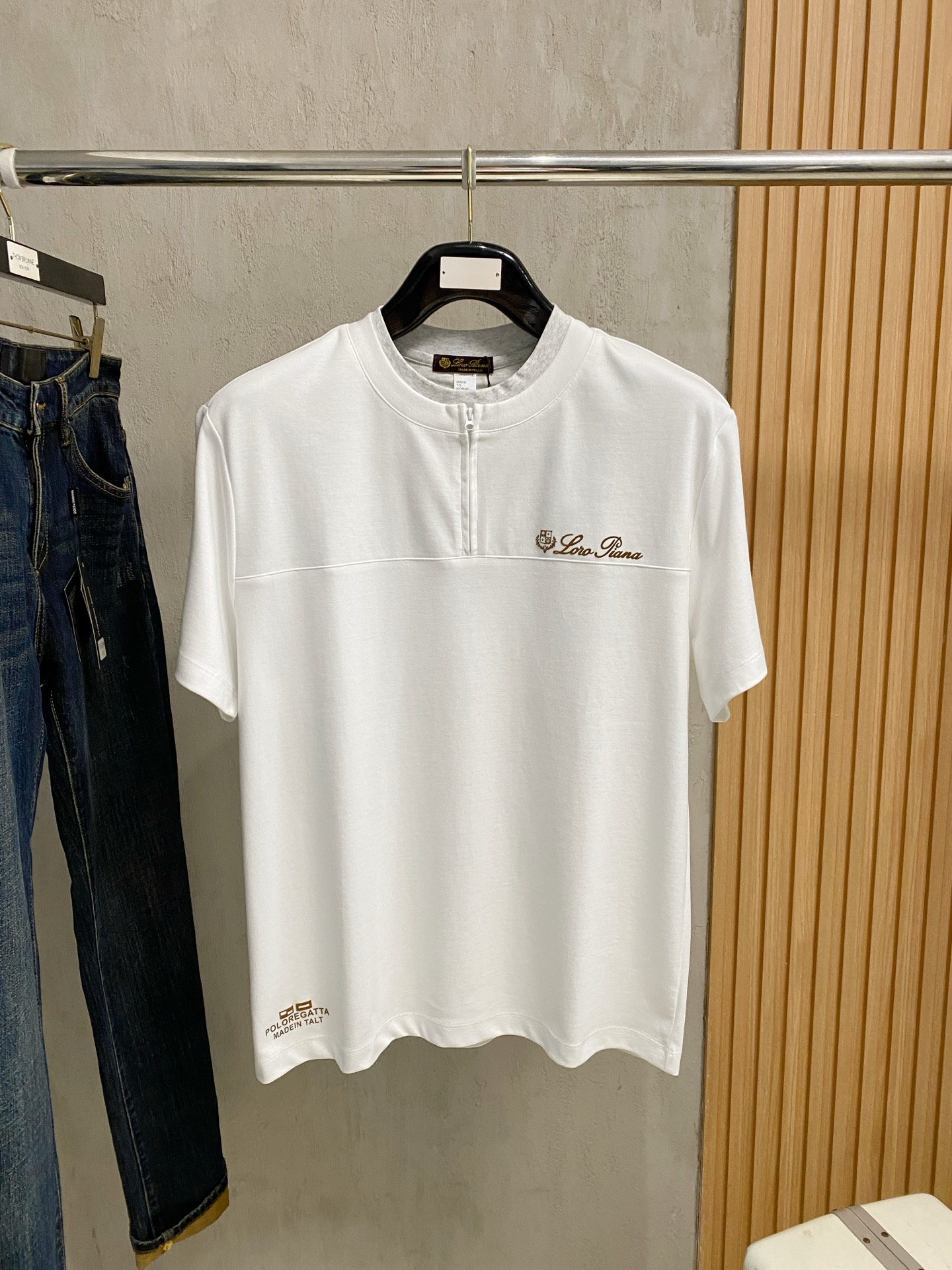 NO:843980,LP 1916 new pure cotton men's casual bottoming short-sleeved T-shirt!  High-end customization, high version, fashionable and versatile, loose version, original imported cotton fabric, threaded cuffs, collar and hem, super soft and delicate to the touch, skin-friendly and comfortable to wear, high-end boutique. Avant-garde style, charming and comfortable, great upper body, essential items for men, complete with three standards, sizes M-4XL, loro piana, T-shirt, tees, t-shirt,19860909LP 1916 新款纯棉男士休闲打底短袖T恤！高端定制 高版本 时尚百搭爆款宽松版型原版进口纯棉面料 螺纹袖口.领口衣摆 手感超柔软细腻 穿着亲肤舒适 高端精品.前卫风格魅力舒适, 上身非常赞 男士必备单品 三标齐全 尺码M-4XL,,loro piana,T-shirt,tees，t-shirt,,Men's clothing