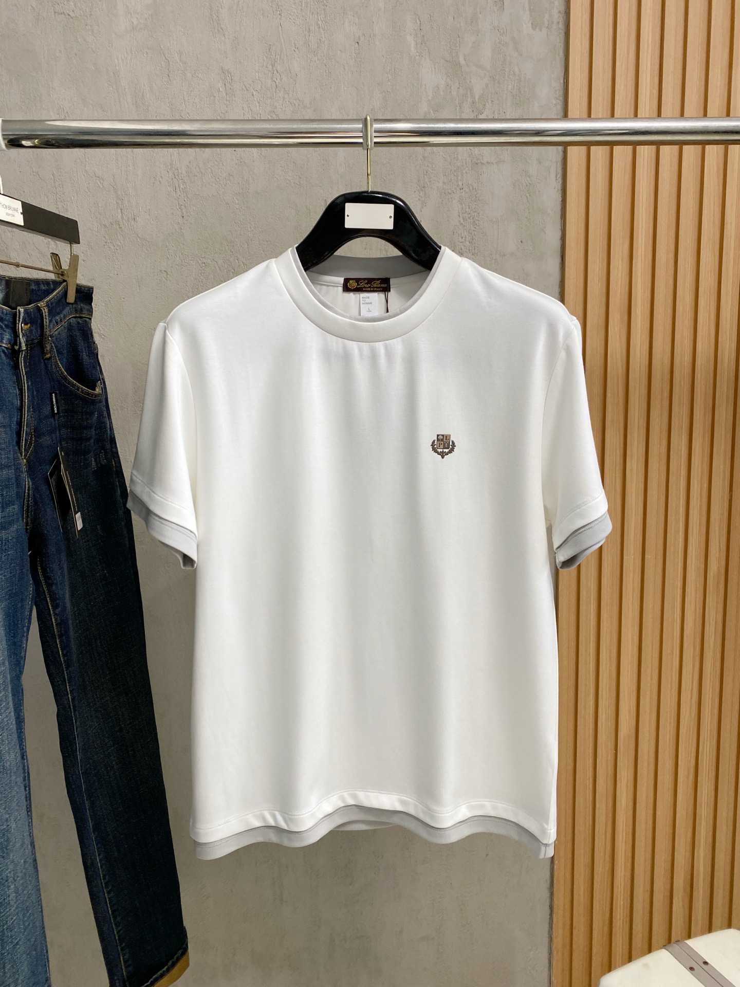 NO:843973,LP 1916 new pure cotton men's casual bottoming short-sleeved T-shirt!  High-end customization, high version, fashionable and versatile, loose version, original imported cotton fabric, threaded cuffs, collar and hem, super soft and delicate to the touch, skin-friendly and comfortable to wear, high-end boutique. Avant-garde style, charming and comfortable, great upper body, essential items for men, complete with three standards, sizes M-4XL, loro piana, T-shirt, tees, t-shirt,19860909LP 1916 新款纯棉男士休闲打底短袖T恤！高端定制 高版本 时尚百搭爆款宽松版型原版进口纯棉面料 螺纹袖口.领口衣摆 手感超柔软细腻 穿着亲肤舒适 高端精品.前卫风格魅力舒适, 上身非常赞 男士必备单品 三标齐全 尺码M-4XL,,loro piana,T-shirt,tees，t-shirt,,Men's clothing