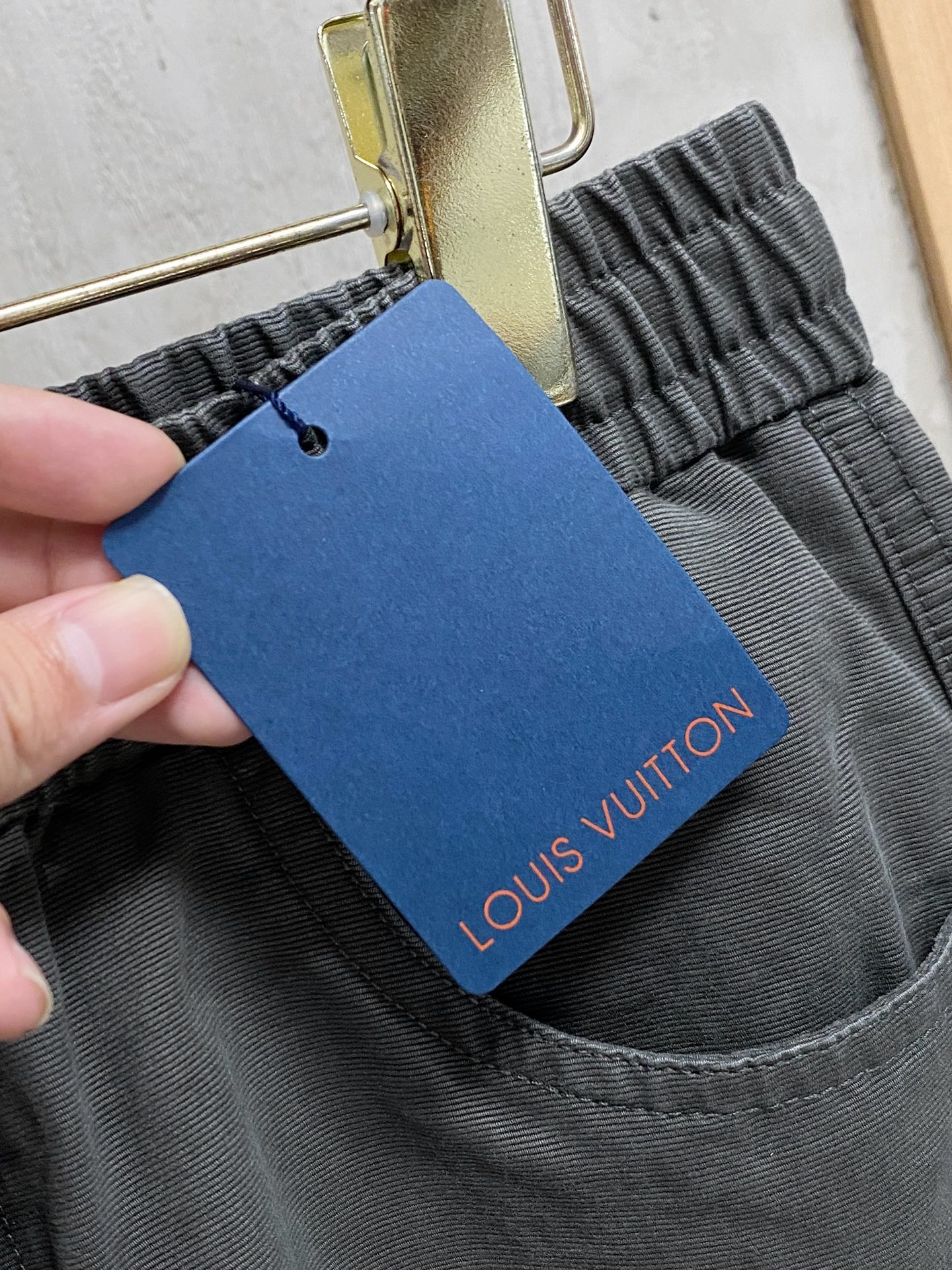 LV 夏季新款男士休闲短裤，高级定制面料 透气弹力舒适度极高，细节无可挑剔，顶级辅料配备，原版logo设