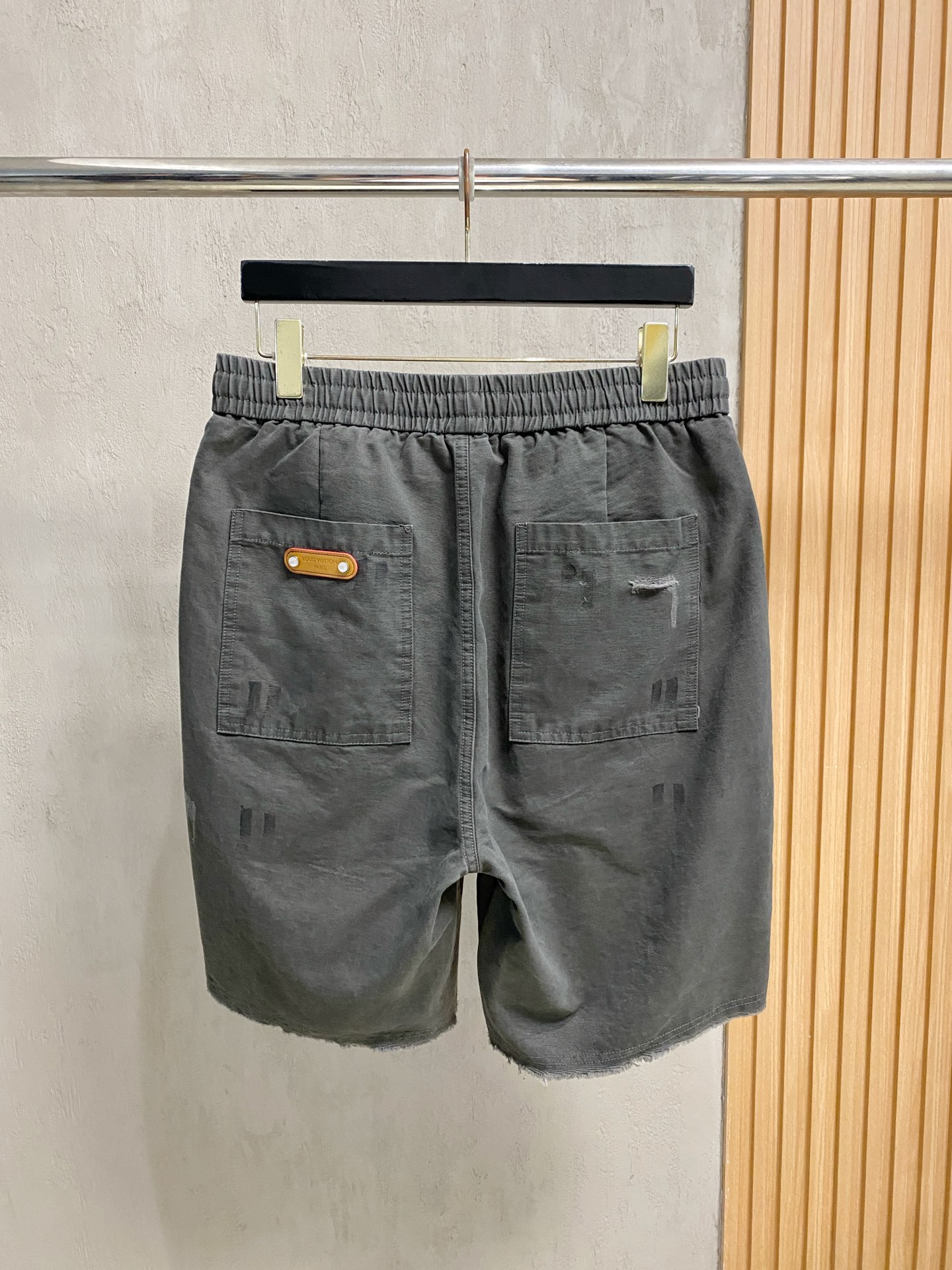 LV 夏季新款男士休闲短裤，高级定制面料 透气弹力舒适度极高，细节无可挑剔，顶级辅料配备，原版logo设