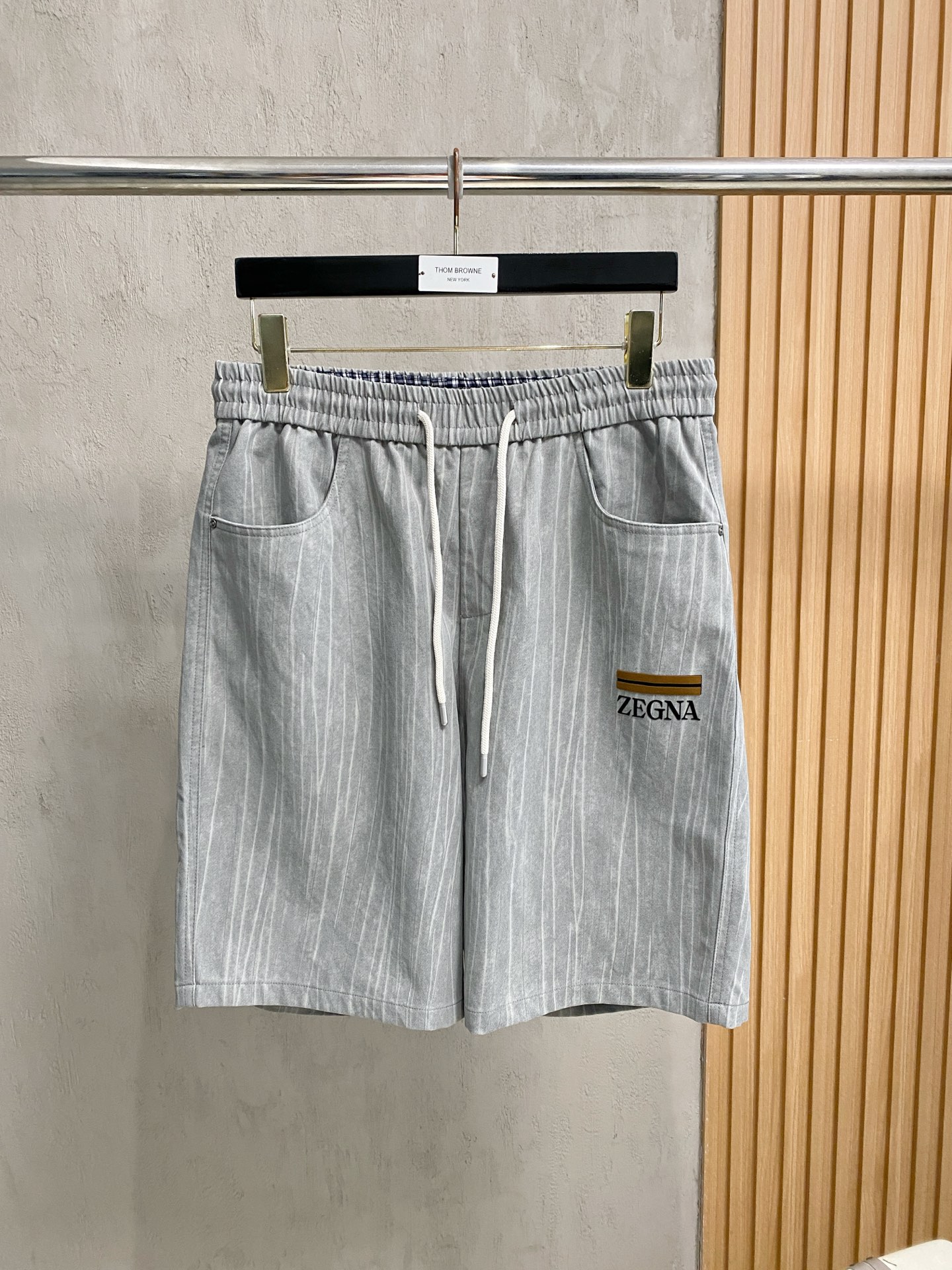 NO:844002,Ermenegildo Zegna's 2025 new summer men's casual shorts, advanced custom-made fabrics, extremely breathable, elastic and comfortable, with impeccable details, top-grade accessories, original logo design concept, delicate and soft feel!  The upper body fit is awesome!  Size 29-36 No 35,,zegna,shorts,19860909杰尼亚 2025夏季新款男士休闲短裤,高级定制面料 透气弹力舒适度极高,细节无可挑剔,顶级辅料配备,原版logo设计理念,手感细腻柔软！上身版型超赞！尺码29-36 无35,,zegna,shorts,,Men's clothing