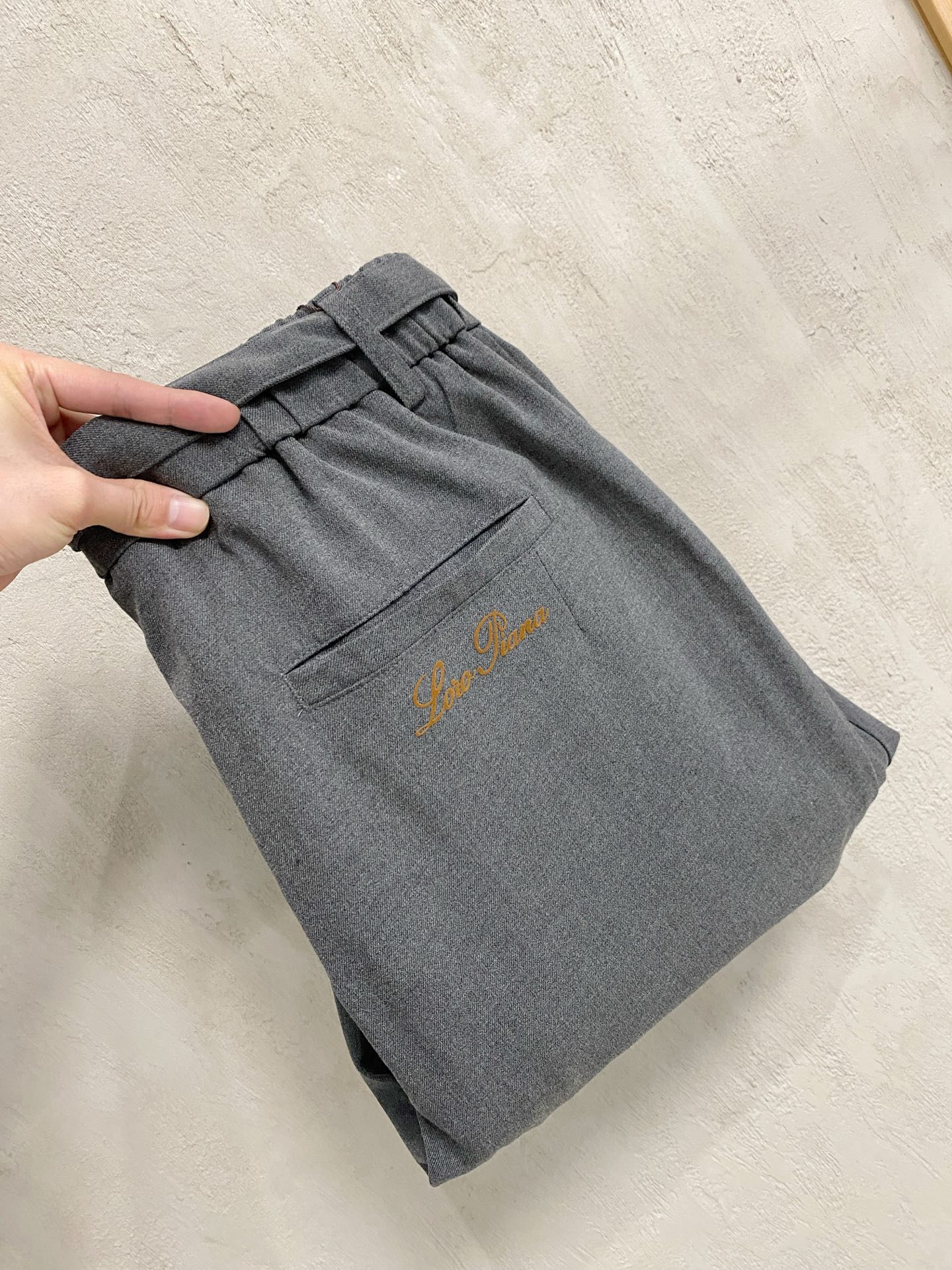 NO:843991,LP's new spring and summer 26ss casual pants golden classic appears again, original order high-quality fashionable casual pants. Super versatile style. Exclusive customized fabric, very wide and stylish, close-fitting and comfortable. Original custom counter latest hardware accessories. Super beautiful version, upper body shows slender legs, lining and routing are impeccable, can be attended in any occasion, once again emphasize that the fabric is very, very classy! Code number 29-36 No 35,,loro piana,19860909LP 春夏新款 26ss休闲裤金典再次出现,原单订制高品质时尚休闲裤.超级百搭款.独家定制面料,挺阔有型,贴身舒适.原版定制专柜最新五金辅料.超靓版型、上身显腿修长,內里,走线都无可挑剔,任何场合都可出席,再次强调面料非常非常显档次！码数 29-36 无35,,loro piana,,Men's clothing