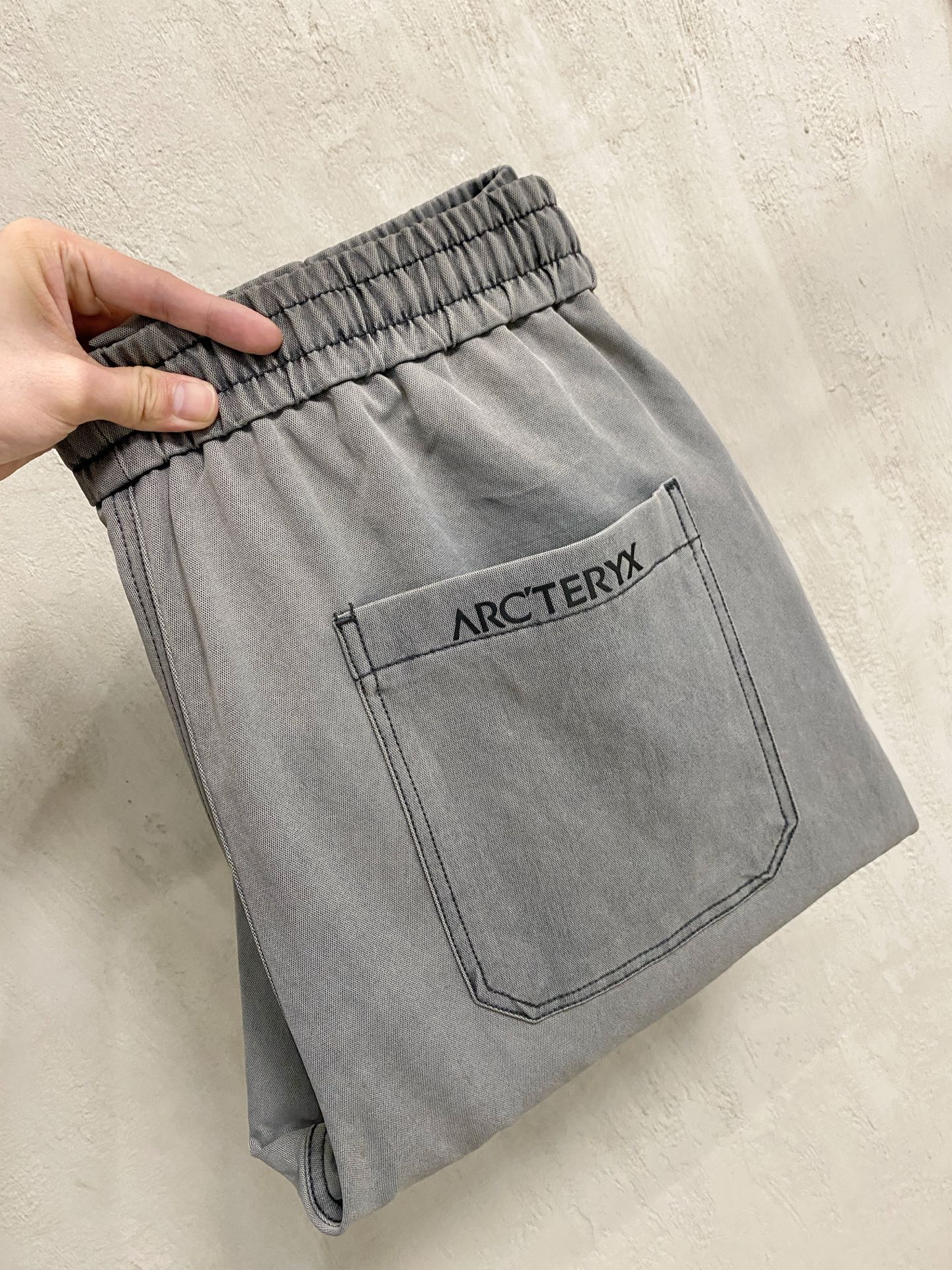 NO:843964,Arc'teryx spring and summer new model 26ss casual pants golden classic appears again, original order high-quality fashionable casual pants. Super versatile style. Exclusive customized fabric, very wide and stylish, close-fitting and comfortable. Original custom counter latest hardware accessories. Super beautiful version, upper body shows slender legs, lining and routing are impeccable, you can attend any occasion, once again emphasize that the fabric is very, very classy! Code number 29-36 No 35,arc'teryx,19860909始祖鸟 春夏新款 26ss休闲裤金典再次出现,原单订制高品质时尚休闲裤.超级百搭款.独家定制面料,挺阔有型,贴身舒适.原版定制专柜最新五金辅料.超靓版型、上身显腿修长,內里,走线都无可挑剔,任何场合都可出席,再次强调面料非常非常显档次！码数 29-36 无35,arc'teryx,,Men's clothing