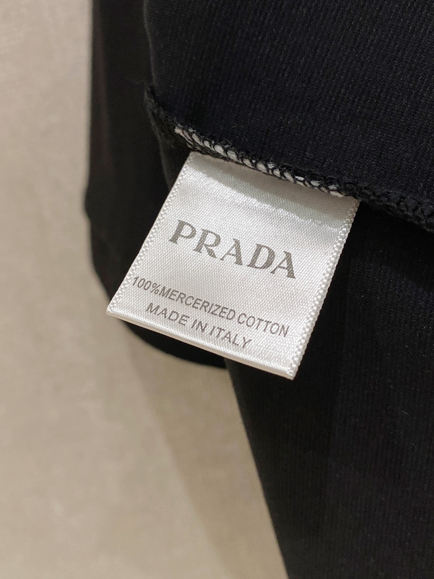 专柜还原顶级复刻版 Prada普拉达经典的翻领造型，线条利落流畅，适配多元场景。商务洽谈时，它是你专业形