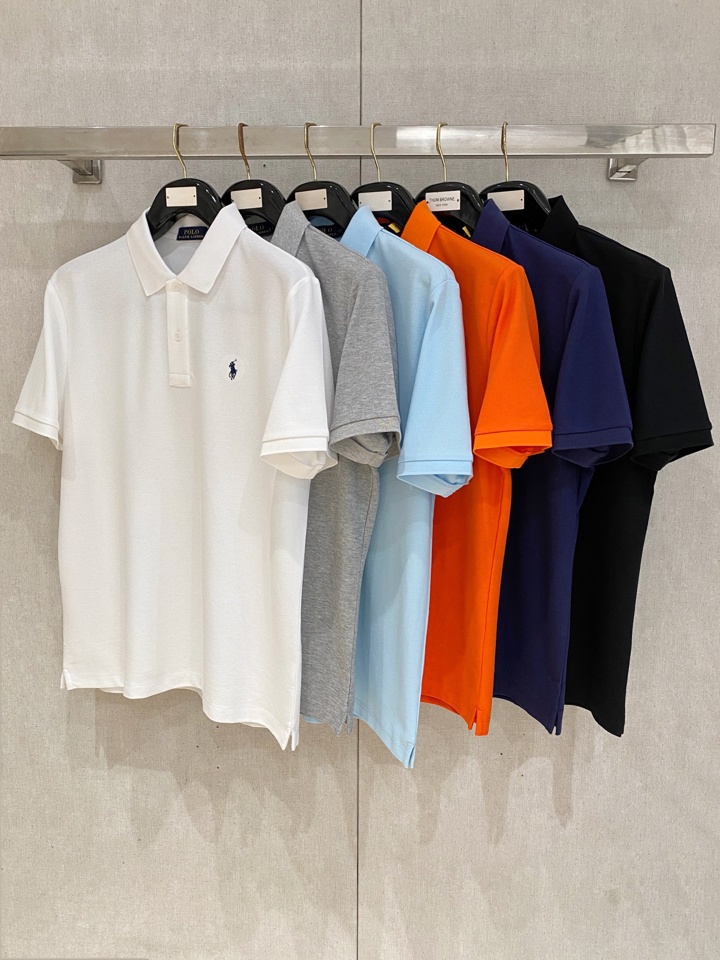 NO:836387,polo Paul 2026 spring and summer official website synchronization, the latest style, classic and versatile business casual Polo collar T-shirt, made of imported beaded cotton fabric, comfortable and breathable, with delicate texture and super soft and skin-friendly touch!  Lapel design, absolutely crisp and handsome fit!  The sewing process of this density is absolutely meticulous in handling details!  Skin-friendly, smooth to the touch, perfect combination of comfort and breathability!  The fabric properties are all excellent!  Full of high-end feel!  Simple and elegant design, versatile and highly wearable!  All three standards!  It is highly recommended to buy it, and you will never see a style like this outside!  Size M-4XL,,tees,t-shirt,19860909polo保罗2026春夏 官网同步 最新款式 经典大气百搭商务休闲Polo领T恤 采用进口珠花棉面料 舒适透气 质感细腻 超柔软亲肤触感！翻领设计,绝对挺括帅气的合体型！ 这种密度的缝制工艺 对待细节处理绝对是一丝不苟！亲肤挺滑手感,舒适性与透气性完美兼备！面料属性皆为上乘！高级感十足！ 简约大气的设计 百搭实穿性极高！三标齐！强烈推荐入手 而且外面您是根本看不到这样的款式的！ 尺码M-4XL,,tees，t-shirt,,Men's clothing