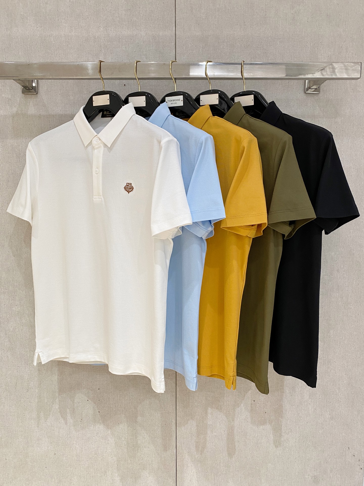 NO:836393,LP Nuoyoupanya 2026ss new summer logo men's lapel shirt!  Classic business men's style, the ceiling-level business men's style of high-end men's clothing!  Simple and fashionable yet elegant, you can wear it alone and look good when paired with it. The quality control and detail control can be taken away with your eyes closed. It is low-key, luxurious and connotative!  The custom-woven mesh pique cotton fabric supplied by the customer is carefully made. The mesh texture is evenly arranged on the surface of the fabric. It has excellent breathability and heat dissipation and perspiration. The upper body comfort is completely better than ordinary single-sided jersey tissue!  The classic brand LOGO on the chest is made with top-notch craftsmanship. The LOGO is three-dimensional, clear and full, and has extraordinary texture. Whether it is worn as an inner layer or worn alone, it is a classic product!  Exquisite cutting technology, every detail is handled very standard and delicately, which cannot be compared with other low-end products on the market. It is recommended as a must-have basic versatile shirt for men!  Size M-4XL,,loro piana,19860909LP诺悠翩雅 2026ss夏季新款 logo男士翻领衫！经典商务男款,高端男装的天花板级别的商务男款！简约时尚大气不失优雅,单穿内搭体面过人,品质控细节控的闭眼带走,低调又奢华有内涵！ 客供定织网眼珠地棉布精心制成,面料表面排列均匀整齐的网眼纹理,透气性和散热排汗性极佳,上身舒适程度完全优于普通单面汗布组织！胸前经典的品牌LOGO标识,采用顶级工艺打造,LOGO立体清晰饱满,质感非凡的特质,无论是内搭还是单穿都是一款经典领域的产品！精妙绝伦的裁剪工艺,每一个细节处理的非常标准细腻,非市面一般LOW货可以媲美的,男士必入基础百搭款衫推荐！ 尺码M-4XL,,loro piana,,Men's clothing