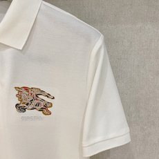 专柜还原顶级复刻版 巴宝莉(Burberry)Polo衫便是绝佳诠释。深沉而优雅的藏蓝色调,仿佛是将夜空 专柜还原顶级复刻版 巴宝莉(Burberry)Polo衫便是绝佳诠释。深沉而优雅的藏蓝色调,仿佛是将夜空