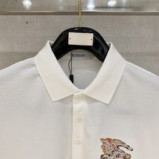 专柜还原顶级复刻版 巴宝莉(Burberry)Polo衫便是绝佳诠释。深沉而优雅的藏蓝色调,仿佛是将夜空 专柜还原顶级复刻版 巴宝莉(Burberry)Polo衫便是绝佳诠释。深沉而优雅的藏蓝色调,仿佛是将夜空