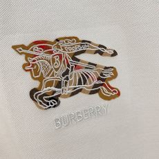 专柜还原顶级复刻版 巴宝莉(Burberry)Polo衫便是绝佳诠释。深沉而优雅的藏蓝色调,仿佛是将夜空 专柜还原顶级复刻版 巴宝莉(Burberry)Polo衫便是绝佳诠释。深沉而优雅的藏蓝色调,仿佛是将夜空