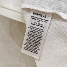 专柜还原顶级复刻版 巴宝莉(Burberry)Polo衫便是绝佳诠释。深沉而优雅的藏蓝色调,仿佛是将夜空 专柜还原顶级复刻版 巴宝莉(Burberry)Polo衫便是绝佳诠释。深沉而优雅的藏蓝色调,仿佛是将夜空