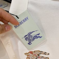 专柜还原顶级复刻版 巴宝莉(Burberry)Polo衫便是绝佳诠释。深沉而优雅的藏蓝色调,仿佛是将夜空 专柜还原顶级复刻版 巴宝莉(Burberry)Polo衫便是绝佳诠释。深沉而优雅的藏蓝色调,仿佛是将夜空