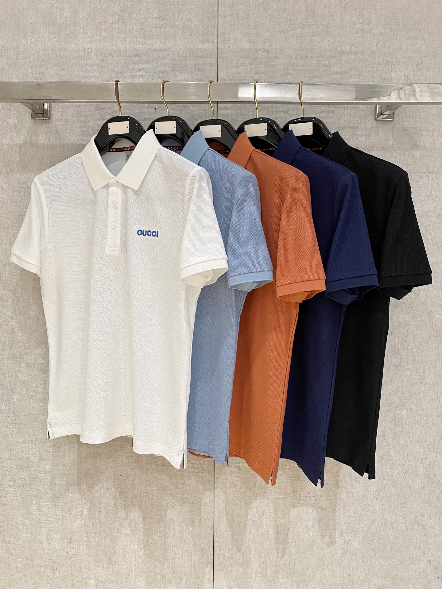 NO:833289,Gucc Gucci 2026ss new summer logo men's lapel shirt!  Classic business men's style, the ceiling-level business men's style of high-end men's clothing!  Simple and fashionable yet elegant, you can wear it alone and look good when paired with it. The quality control and detail control can be taken away with your eyes closed. It is low-key, luxurious and connotative!  The custom-woven mesh pique cotton fabric supplied by the customer is carefully made. The mesh texture is evenly arranged on the surface of the fabric. It has excellent breathability and heat dissipation and perspiration. The upper body comfort is completely better than ordinary single-sided jersey tissue!  The classic brand LOGO on the chest is made with top-notch craftsmanship. The LOGO is three-dimensional, clear and full, and has extraordinary texture. Whether it is worn as an inner layer or worn alone, it is a classic product!  Exquisite cutting technology, every detail is handled very standard and delicately, which cannot be compared with other low-end products on the market. It is recommended as a must-have basic versatile shirt for men!  Size M-4XL,,gucci,19860909Gucc古奇 2026ss夏季新款 logo男士翻领衫！经典商务男款,高端男装的天花板级别的商务男款！简约时尚大气不失优雅,单穿内搭体面过人,品质控细节控的闭眼带走,低调又奢华有内涵！ 客供定织网眼珠地棉布精心制成,面料表面排列均匀整齐的网眼纹理,透气性和散热排汗性极佳,上身舒适程度完全优于普通单面汗布组织！胸前经典的品牌LOGO标识,采用顶级工艺打造,LOGO立体清晰饱满,质感非凡的特质,无论是内搭还是单穿都是一款经典领域的产品！精妙绝伦的裁剪工艺,每一个细节处理的非常标准细腻,非市面一般LOW货可以媲美的,男士必入基础百搭款衫推荐！ 尺码M-4XL,,gucci,,Men's clothing
