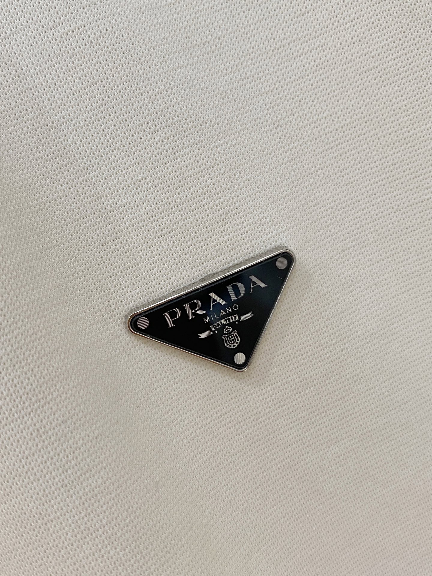 专柜还原顶级复刻版 Prada普拉达经典的翻领造型，线条利落流畅，适配多元场景。商务洽谈时，它是你专业形