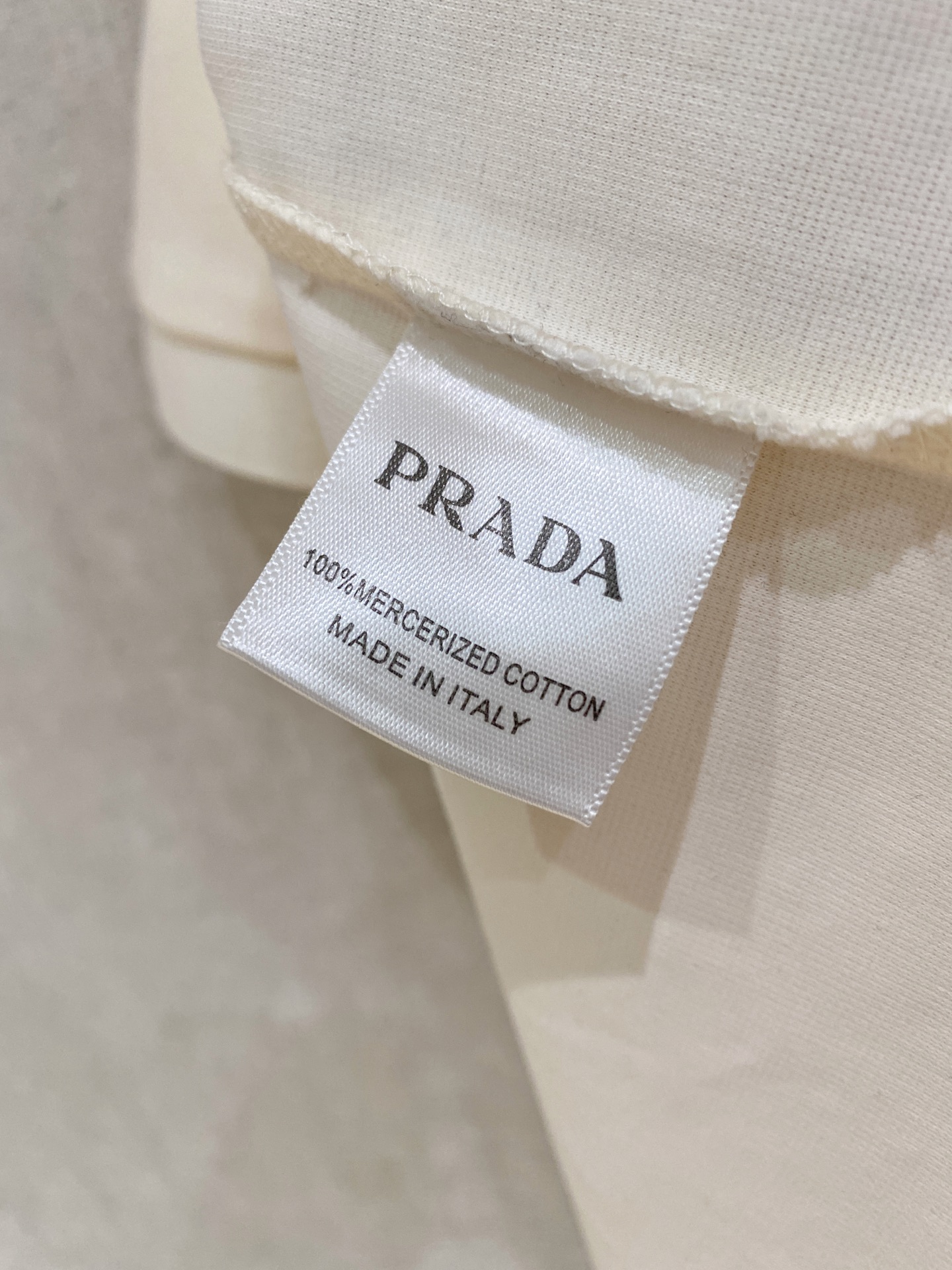 专柜还原顶级复刻版 Prada普拉达经典的翻领造型，线条利落流畅，适配多元场景。商务洽谈时，它是你专业形