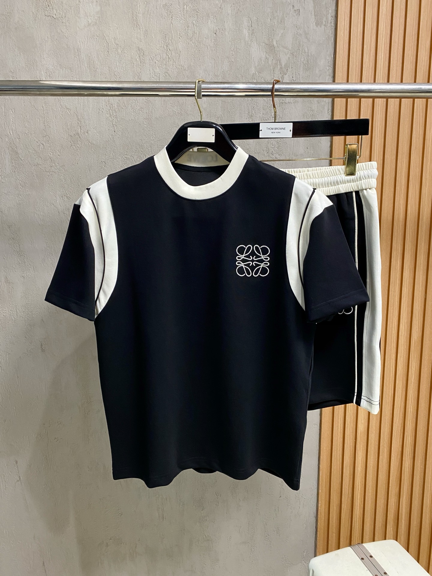 NO:914139,Loewe's latest 2026 summer style, same style for men and women, classic design short-sleeved T-shirt shorts suit, slightly expanded version, customized air layer fabric, soft to the touch, comfortable to wear, fine workmanship. The upper body effect is incomparably handsome, size M-3XLA3,,loewe,shorts,T-shirt,tees,t-shirt,19860909罗意威 2026夏季最新款,男女同款,经典设计短袖T恤短裤套装,微扩版型,定制空气层面料,手感柔软,穿着舒适,做工精细.上身效果无敌帅气,码数M-3XLA3,,loewe,shorts,T-shirt,tees，t-shirt,,Men's clothing