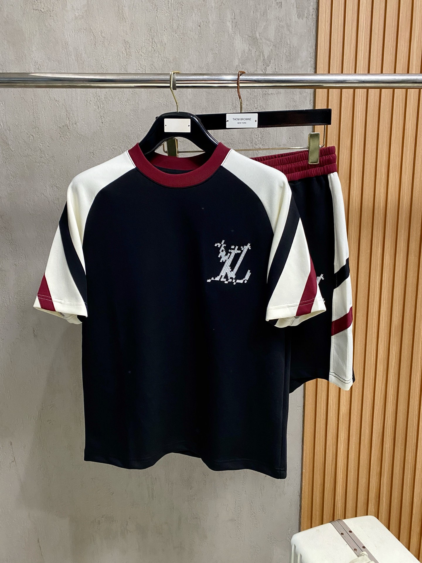NO:914156,LV 2026 summer latest model, same style for men and women, classic design short-sleeved T-shirt shorts suit, slightly expanded version, customized air layer fabric, soft to the touch, comfortable to wear, fine workmanship. The upper body effect is invincible and handsome, size M-3XLA3,, louis vuitton, shorts, T-shirt, tees, t-shirt,19860909LV 2026夏季最新款,男女同款,经典设计短袖T恤短裤套装,微扩版型,定制空气层面料,手感柔软,穿着舒适,做工精细.上身效果无敌帅气,码数M-3XLA3,,louis vuitton,shorts,T-shirt,tees，t-shirt,,Men's clothing