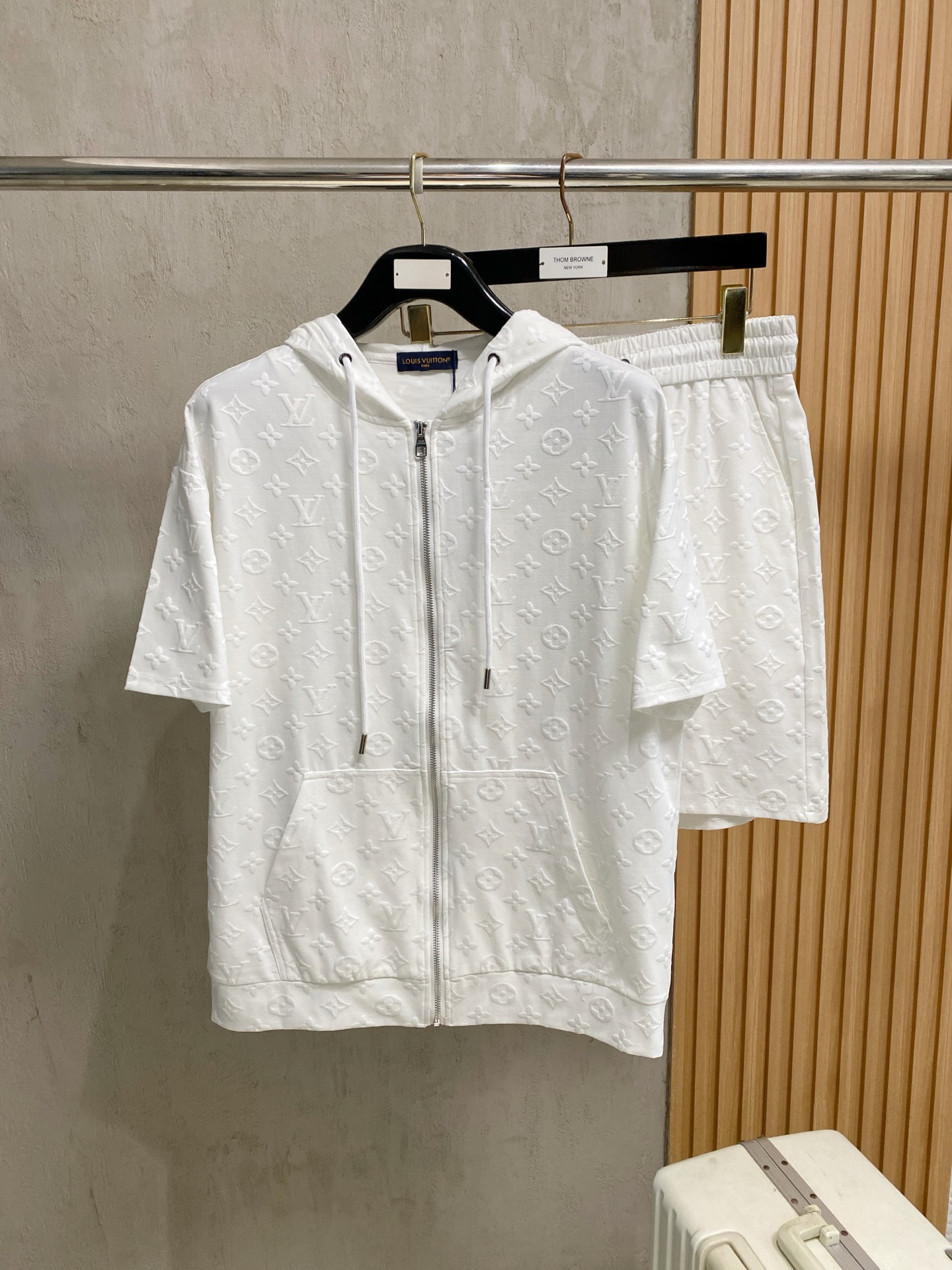 NO:914149,LV 2026 summer latest model, same style for men and women, classic design short-sleeved T-shirt shorts suit, slightly expanded version, customized air layer fabric, soft to the touch, comfortable to wear, fine workmanship. The upper body effect is invincible and handsome, size M-3XLA3,, louis vuitton, shorts, T-shirt, tees, t-shirt,19860909LV 2026夏季最新款,男女同款,经典设计短袖T恤短裤套装,微扩版型,定制空气层面料,手感柔软,穿着舒适,做工精细.上身效果无敌帅气,码数M-3XLA3,,louis vuitton,shorts,T-shirt,tees，t-shirt,,Men's clothing