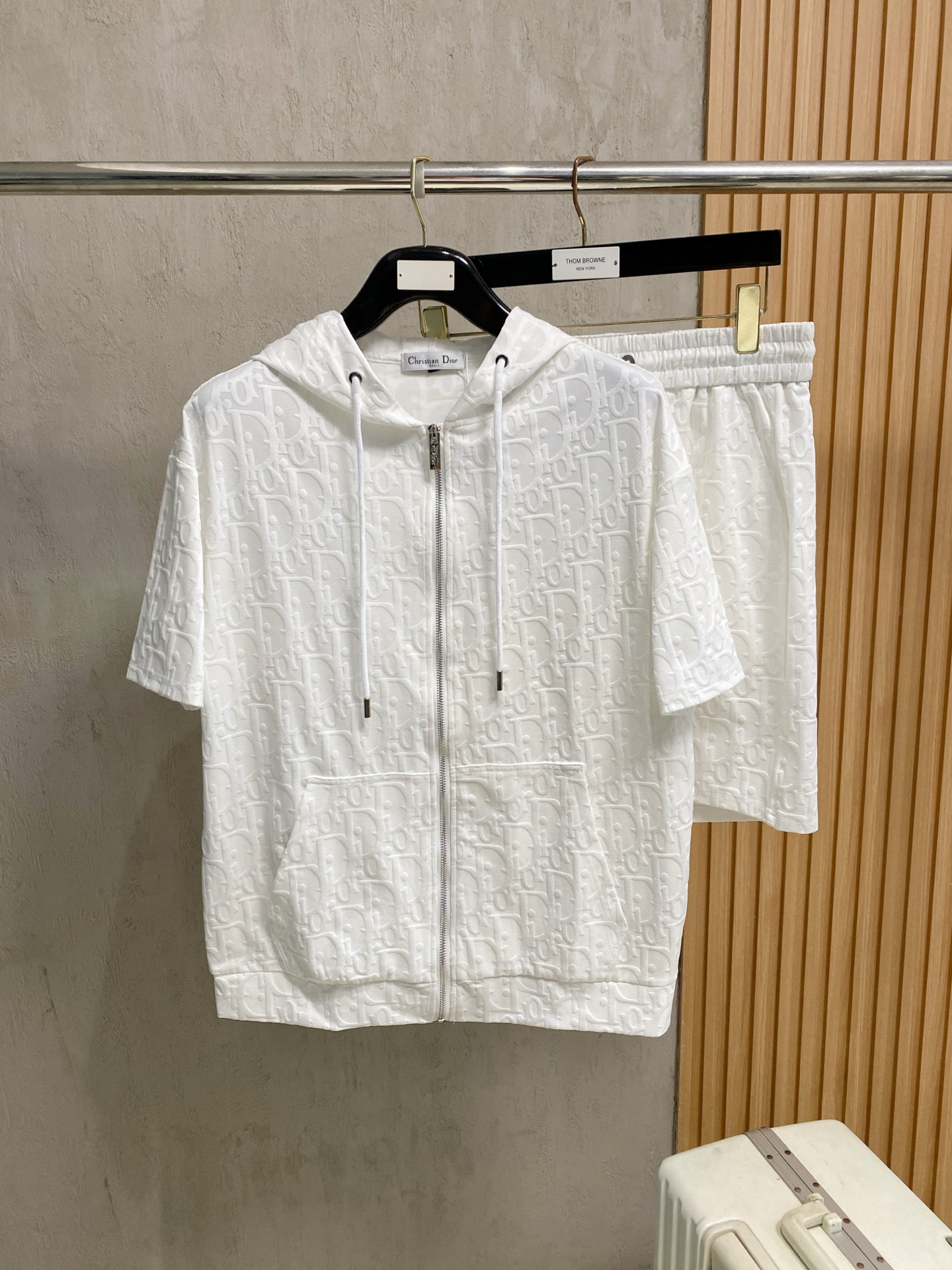 NO:914151,Dior's latest 2026 summer style, same style for men and women, classic design short-sleeved T-shirt shorts suit, slightly expanded version, customized air layer fabric, soft to the touch, comfortable to wear, fine workmanship. The upper body effect is incomparably handsome, size M-3XLA3,, dior, shorts, T-shirt, tees, t-shirt,19860909迪奥 2026夏季最新款,男女同款,经典设计短袖T恤短裤套装,微扩版型,定制空气层面料,手感柔软,穿着舒适,做工精细.上身效果无敌帅气,码数M-3XLA3,,dior,shorts,T-shirt,tees，t-shirt,,Men's clothing