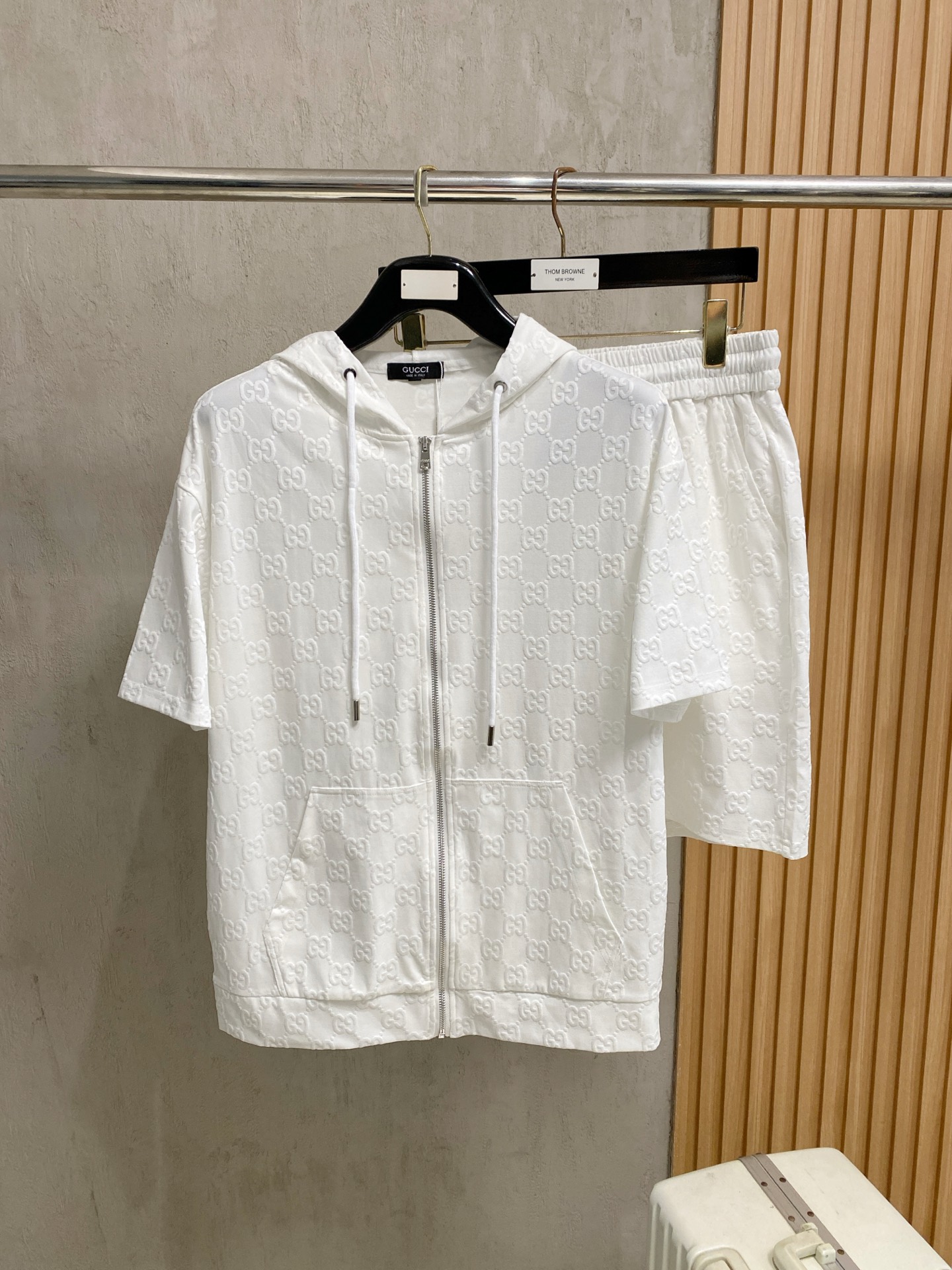 NO:914147,Gucci 2026 summer latest model, same style for men and women, classic design short-sleeved T-shirt shorts suit, slightly expanded version, customized air layer fabric, soft to the touch, comfortable to wear, fine workmanship. The upper body effect is invincible and handsome, size M-3XLA3,,gucci,shorts,T-shirt,tees,t-shirt,19860909古驰 2026夏季最新款,男女同款,经典设计短袖T恤短裤套装,微扩版型,定制空气层面料,手感柔软,穿着舒适,做工精细.上身效果无敌帅气,码数M-3XLA3,,gucci,shorts,T-shirt,tees，t-shirt,,Men's clothing