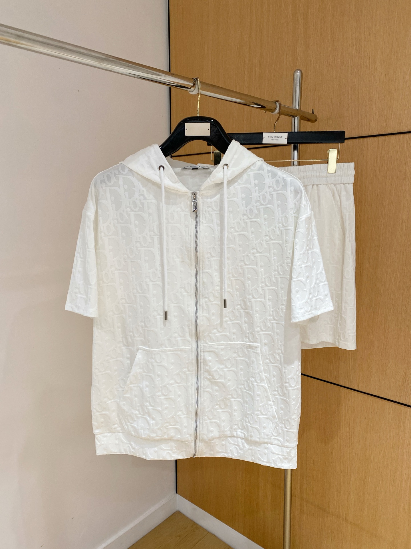 NO:838176,Dior's latest 2026 summer style, same style for men and women, classic design short-sleeved T-shirt shorts suit, slightly expanded version, customized air layer fabric, soft to the touch, comfortable to wear, fine workmanship. The upper body effect is incomparably handsome, size M-3XL A1,, dior, shorts, T-shirt, tees, t-shirt,19860909迪奥 2026夏季最新款,男女同款,经典设计短袖T恤短裤套装,微扩版型,定制空气层面料,手感柔软,穿着舒适,做工精细.上身效果无敌帅气,码数M-3XL A1,,dior,shorts,T-shirt,tees，t-shirt,,Men's clothing