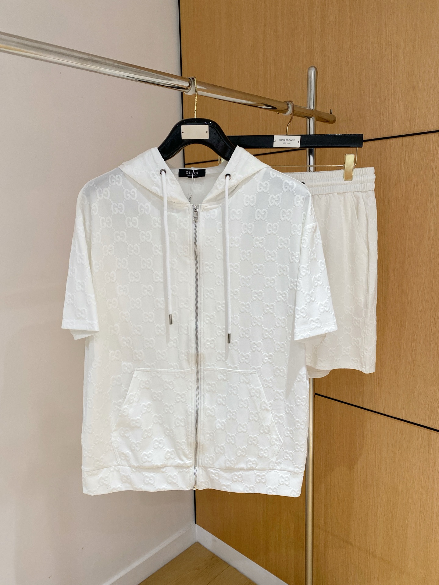 NO:838172,Gucci 2026 summer latest model, same style for men and women, classic design short-sleeved T-shirt shorts suit, slightly expanded version, customized air layer fabric, soft to the touch, comfortable to wear, fine workmanship. The upper body effect is invincible and handsome, size M-3XL A1,,gucci,shorts,T-shirt,tees,t-shirt,19860909古驰 2026夏季最新款,男女同款,经典设计短袖T恤短裤套装,微扩版型,定制空气层面料,手感柔软,穿着舒适,做工精细.上身效果无敌帅气,码数M-3XL A1,,gucci,shorts,T-shirt,tees，t-shirt,,Men's clothing