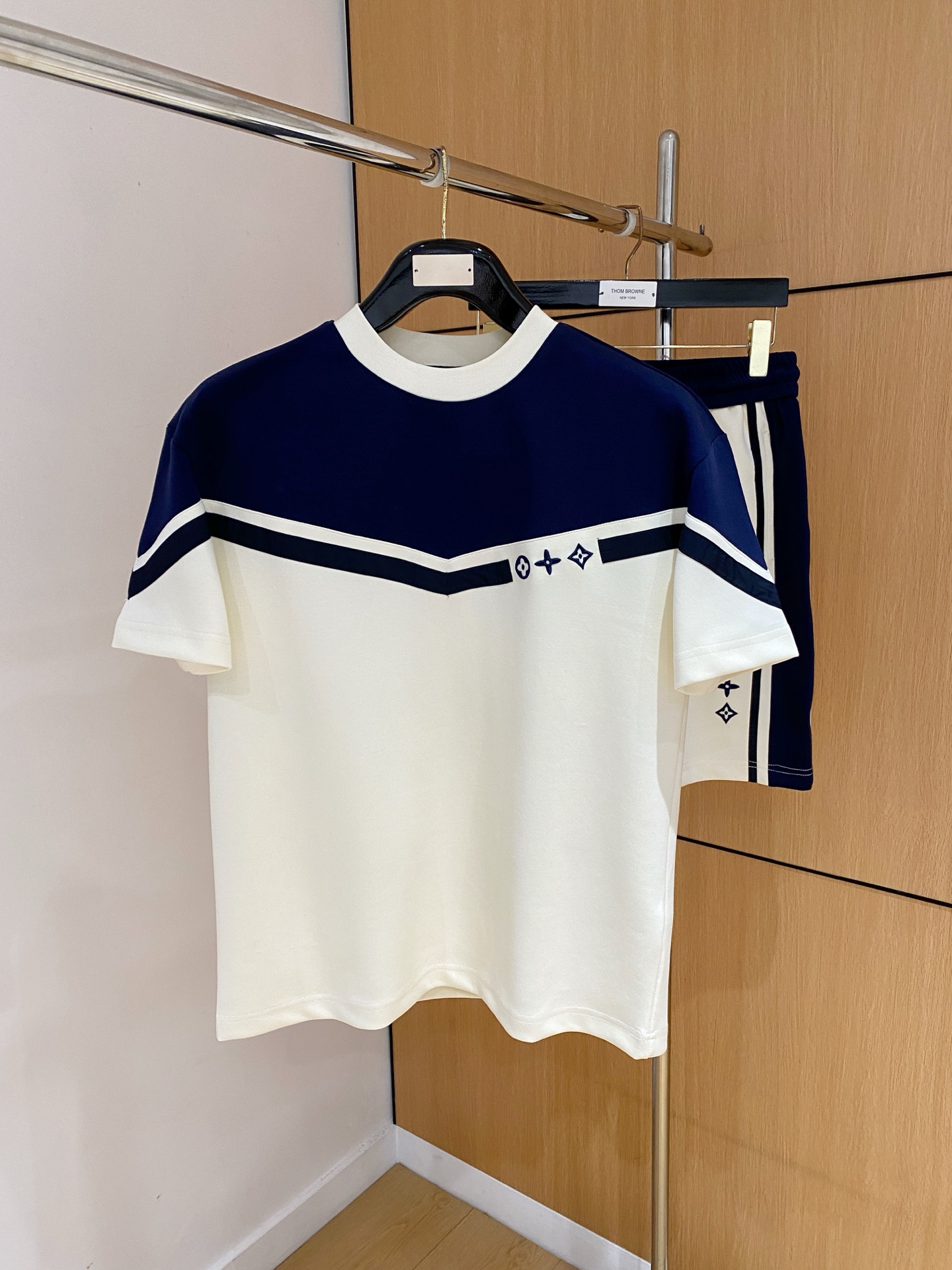 NO:838180,LV 2026 summer latest model, same style for men and women, classic design short-sleeved T-shirt shorts suit, slightly expanded version, customized air layer fabric, soft to the touch, comfortable to wear, fine workmanship. The upper body effect is invincible and handsome, size M-3XL A1,, louis vuitton, shorts, T-shirt, tees, t-shirt,19860909LV 2026夏季最新款,男女同款,经典设计短袖T恤短裤套装,微扩版型,定制空气层面料,手感柔软,穿着舒适,做工精细.上身效果无敌帅气,码数M-3XL A1,,louis vuitton,shorts,T-shirt,tees，t-shirt,,Men's clothing