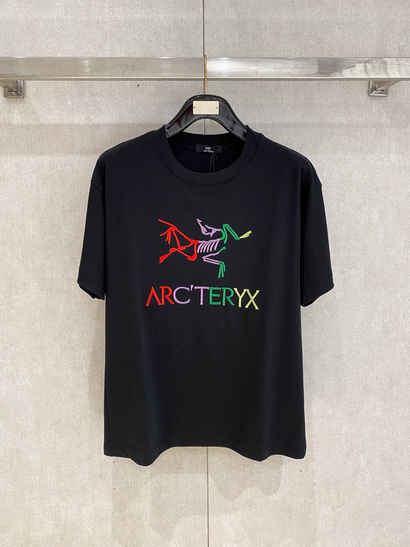 NO:876201,Arc'teryx 2026 Spring/Summer Style/Official Website Synchronization. The fabric is made of heavyweight pure cotton combed cotton fabric, OS loose version, and the upper body shape is super correct!  Versatile for everyday use, a wardrobe essential!  Size s-xxl,arc'teryx,19860909始祖鸟 2026春夏款/官网同步 面料采用重磅纯棉精梳棉面料,OS宽松版型,上身版型超正！日常百搭,衣橱必备单品！ 尺码 s-xxl,arc'teryx,,Men's clothing