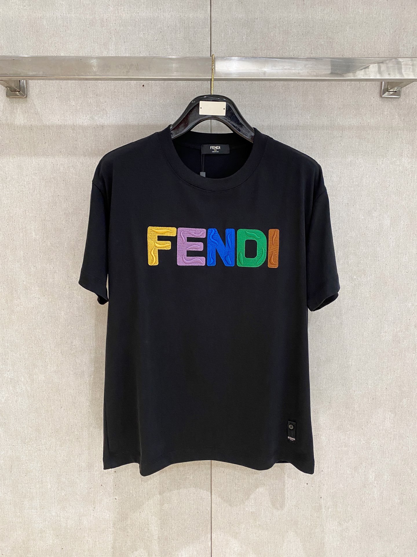 NO:876193,Fendi 2026 Spring/Summer/Official website synchronization. The fabric is made of heavyweight pure cotton combed cotton fabric, OS loose version, and the upper body shape is super correct!  Versatile for everyday use, a wardrobe essential!  Size s-xxl,,fendi,19860909芬迪 2026春夏款/官网同步 面料采用重磅纯棉精梳棉面料,OS宽松版型,上身版型超正！日常百搭,衣橱必备单品！ 尺码 s-xxl,,fendi,,Men's clothing