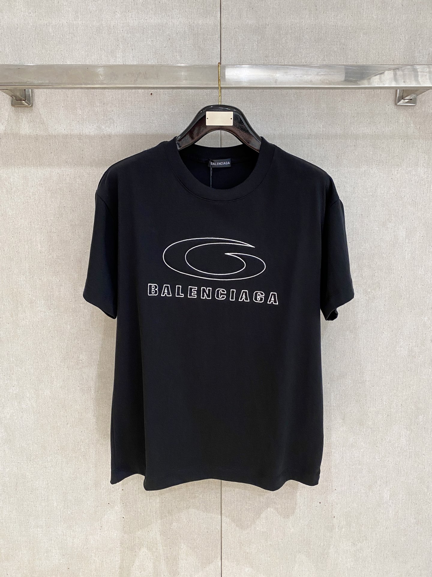 NO:876177,Paris 2026 Spring/Summer Style/Official Website Synchronization. The fabric is made of heavyweight pure cotton combed cotton fabric, OS loose version, and the upper body shape is super correct!  Versatile for everyday use, a wardrobe essential!  Size s-xxl,,19860909巴黎 2026春夏款/官网同步 面料采用重磅纯棉精梳棉面料,OS宽松版型,上身版型超正！日常百搭,衣橱必备单品！ 尺码 s-xxl,,,Men's clothing