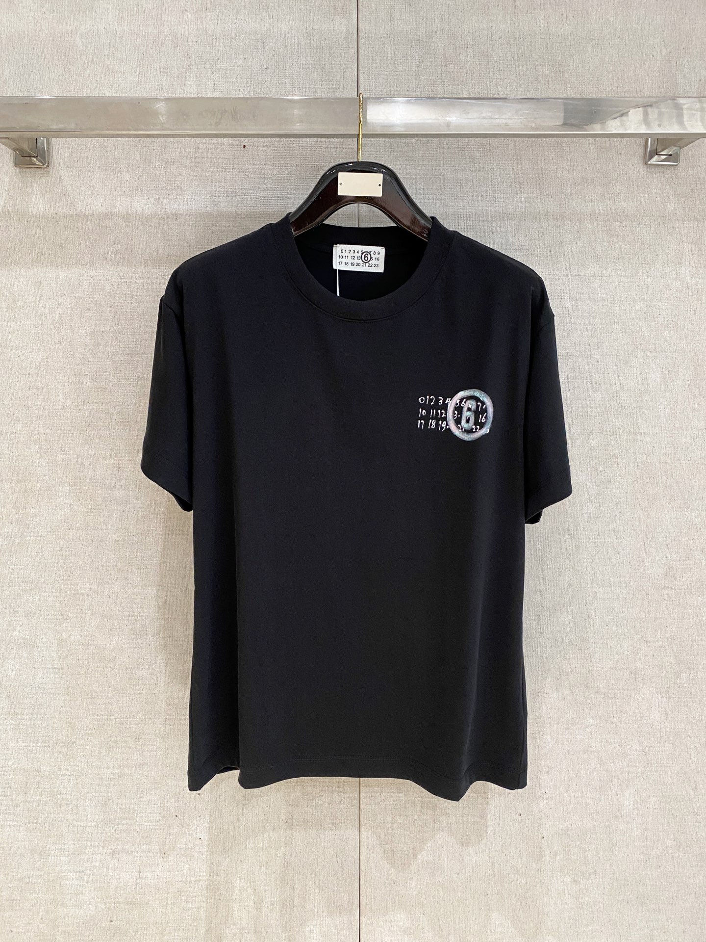 NO:876170,Margiela 2026 Spring and Summer Style/Official website synchronized. The fabric is made of heavyweight pure cotton combed cotton fabric, OS loose version, and the upper body shape is super correct!  Versatile for everyday use, a wardrobe essential!  Size s-xxl,,masion margiela,19860909马吉拉 2026春夏款/官网同步 面料采用重磅纯棉精梳棉面料,OS宽松版型,上身版型超正！日常百搭,衣橱必备单品！ 尺码 s-xxl,,masion margiela,,Men's clothing