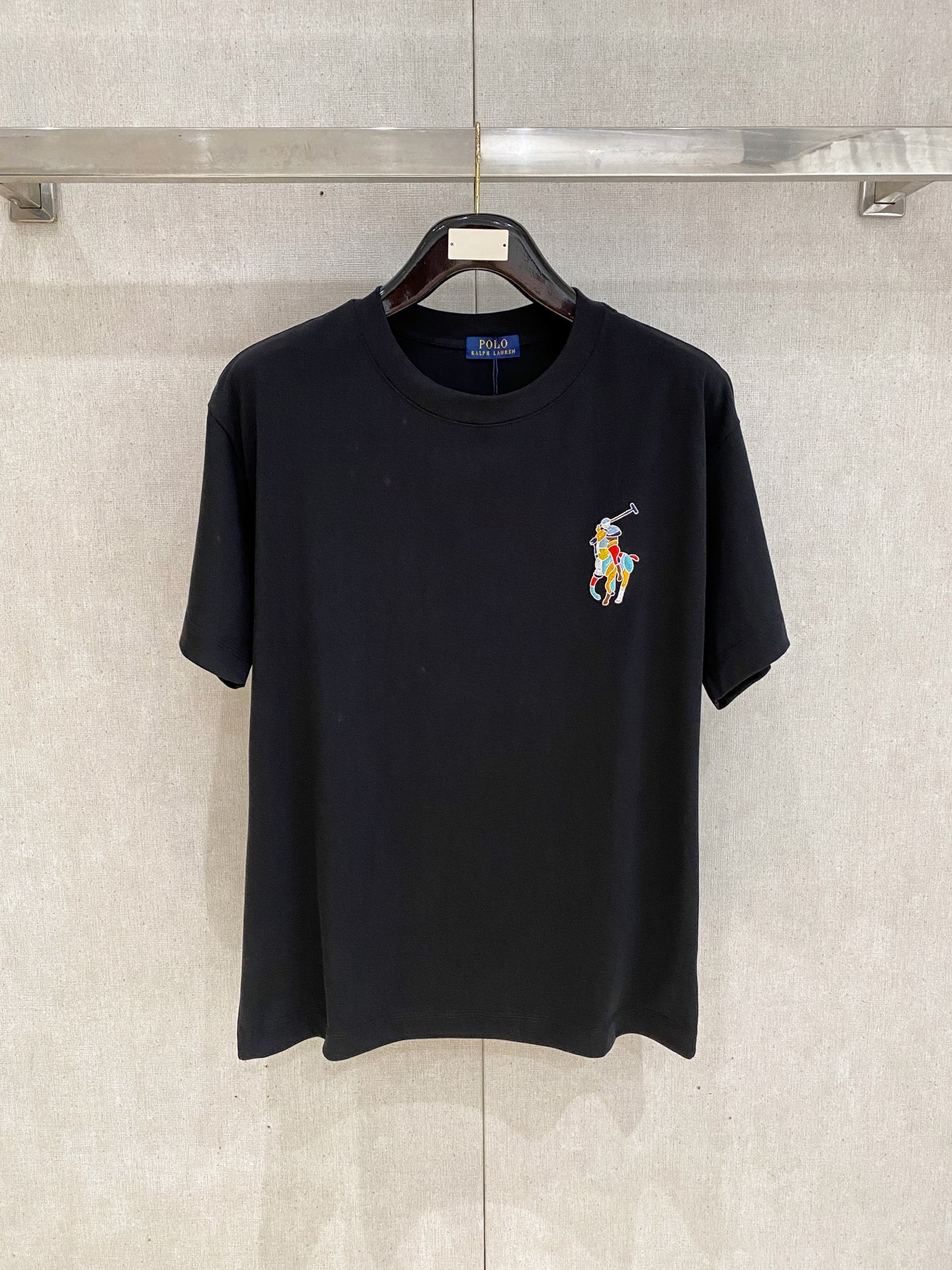 NO:876164,Paul's 2026 Spring and Summer Style/Official Website Synchronization. The fabric is made of heavyweight pure cotton combed cotton fabric, OS loose version, and the upper body shape is super correct!  Versatile for everyday use, a wardrobe essential!  Size s-xxl,,19860909保罗 2026春夏款/官网同步 面料采用重磅纯棉精梳棉面料,OS宽松版型,上身版型超正！日常百搭,衣橱必备单品！ 尺码 s-xxl,,,Men's clothing