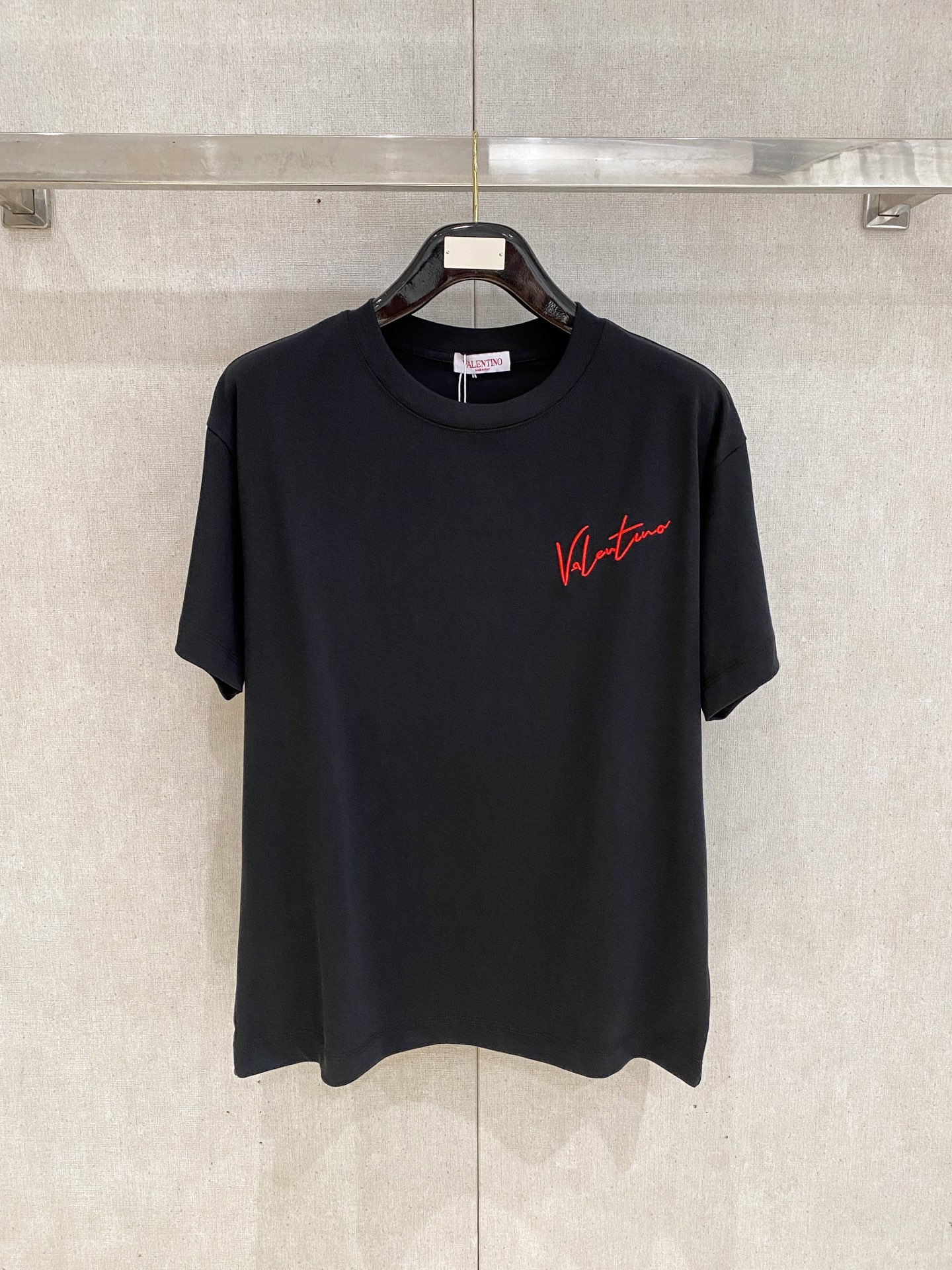 NO:876157,Valentino 2026 Spring and Summer Style/Official website synchronized. The fabric is made of heavyweight pure cotton combed cotton fabric, OS loose version, and the upper body shape is super correct!  Versatile for everyday use, a wardrobe essential!  Size s-xxl,,valentino,19860909华伦天奴 2026春夏款/官网同步 面料采用重磅纯棉精梳棉面料,OS宽松版型,上身版型超正！日常百搭,衣橱必备单品！ 尺码 s-xxl,,valentino,,Men's clothing