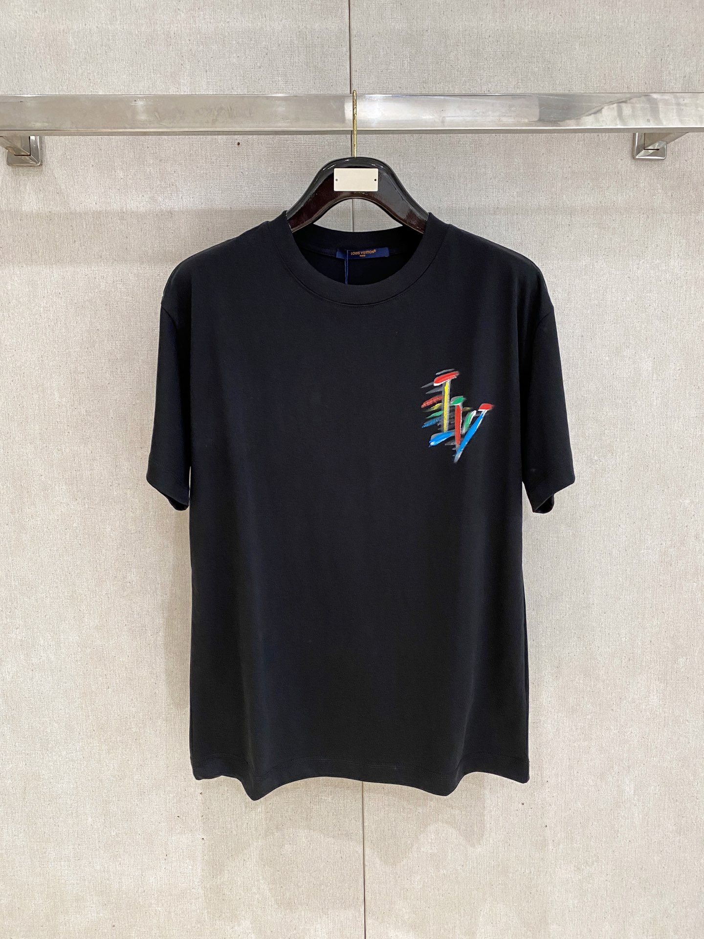 NO:876150,Lv 2026 Spring and Summer Style/Official website synchronized. The fabric is made of heavyweight pure cotton combed cotton fabric, OS loose version, and the upper body shape is super correct!  Versatile for everyday use, a wardrobe essential!  Size s-xxl,,louis vuitton,19860909Lv 2026春夏款/官网同步 面料采用重磅纯棉精梳棉面料,OS宽松版型,上身版型超正！日常百搭,衣橱必备单品！ 尺码 s-xxl,,louis vuitton,,Men's clothing