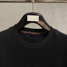 🔥🔥高定面料 2026春夏新品上市🍃时尚经典圆领短袖👍🏻时尚单品设计,更加时尚舒适,高标准定制,上身非常 🔥🔥高定面料 2026春夏新品上市🍃时尚经典圆领短袖👍🏻时尚单品设计,更加时尚舒适,高标准定制,上身非常