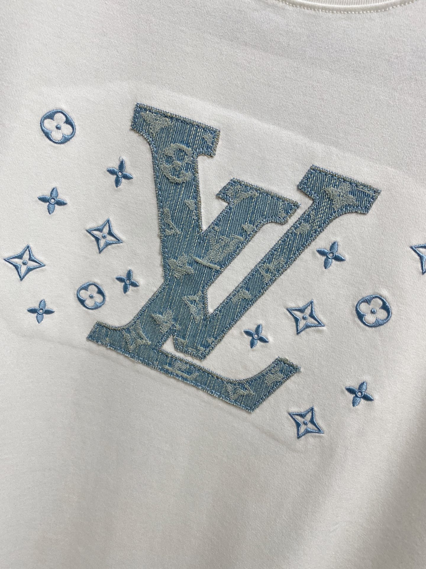 🔥🔥高定面料 2026春夏新品上市🍃时尚经典圆领短袖👍🏻时尚单品设计，更加时尚舒适，高标准定制，上身非常