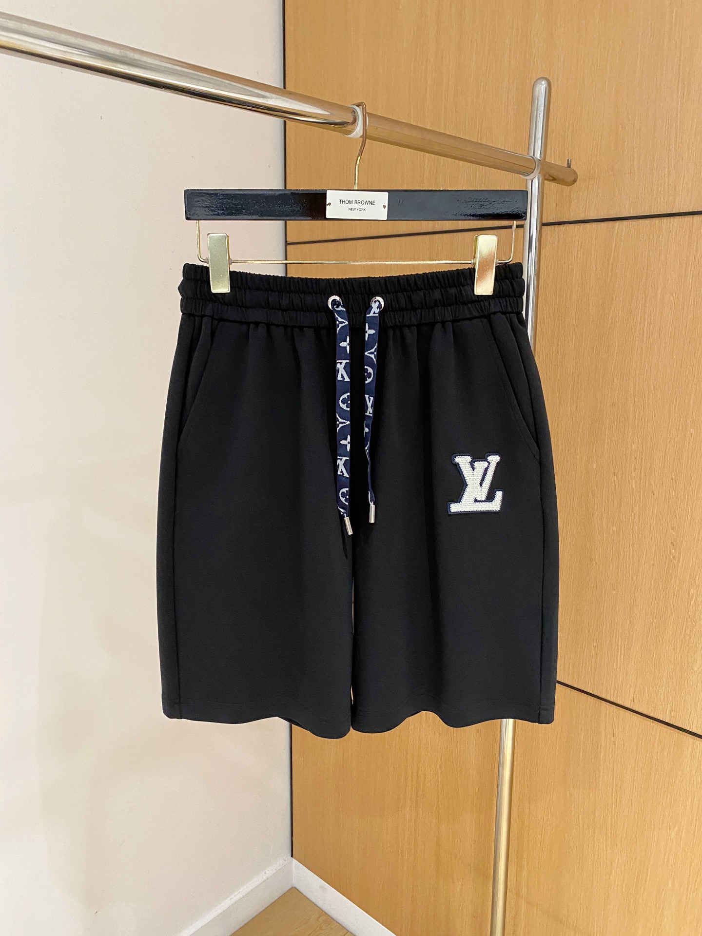 NO:875041,Lv 2026 spring and summer new men's casual loose shorts, five-quarter pants, high-end goods, simple, fashionable and generous, customized original imported fabrics, simple and refreshing, high-quality workmanship details, exquisite, simple and generous, versatile style, elegant and handsome upper body, brand new sense of sight!  The appearance is incomparable, the details are in place, and the upper body is not picky!  Size M-3XL 08,,louis vuitton,shorts,19860909Lv 2026春夏新款男士休闲宽松短裤 五分裤 高端货简洁时尚大方定制原版进口面料简洁利落又清爽品质做工细节精美简约大方百搭款 上身优雅帅气,焕然一新的即视感！品相无敌,细节都很到位,上身不挑人！ 码数M-3XL 08,,louis vuitton,shorts,,Men's clothing