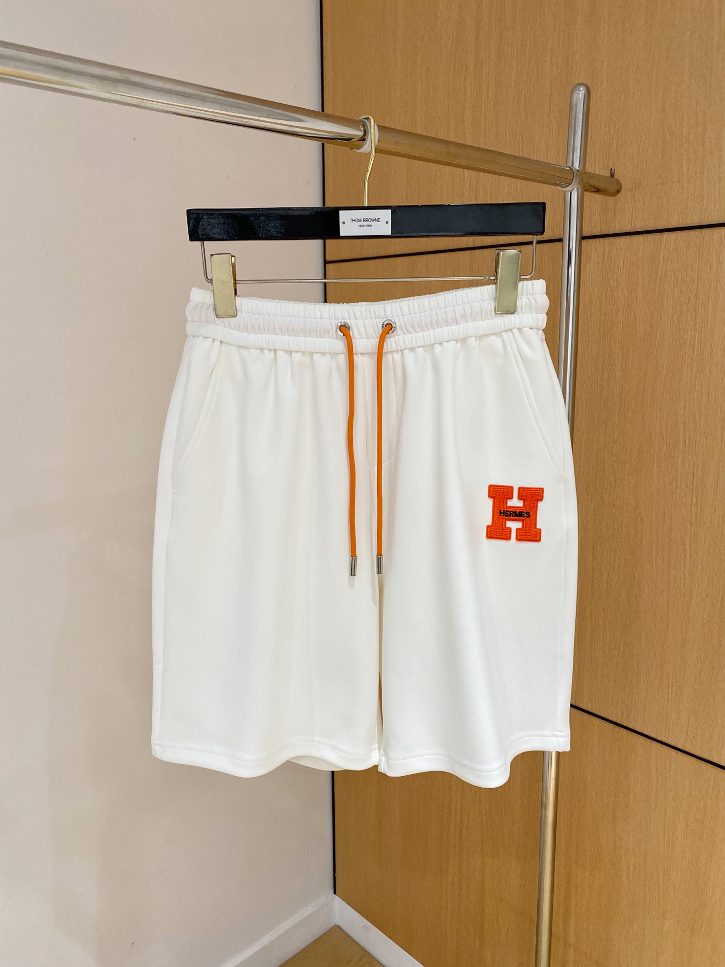 NO:874996,Hermès 2026 spring and summer new men's casual loose shorts, three-quarter pants, high-end goods, simple, fashionable and generous, customized original imported fabrics, simple and refreshing, high-quality workmanship details, exquisite, simple and generous, versatile style, elegant and handsome upper body, brand new sense of sight!  The appearance is incomparable, the details are in place, and the upper body is not picky!  Size M-3XL 08,,hermes,shorts,19860909爱马仕 2026春夏新款男士休闲宽松短裤 五分裤 高端货简洁时尚大方定制原版进口面料简洁利落又清爽品质做工细节精美简约大方百搭款 上身优雅帅气,焕然一新的即视感！品相无敌,细节都很到位,上身不挑人！ 码数M-3XL 08,,hermes,shorts,,Men's clothing
