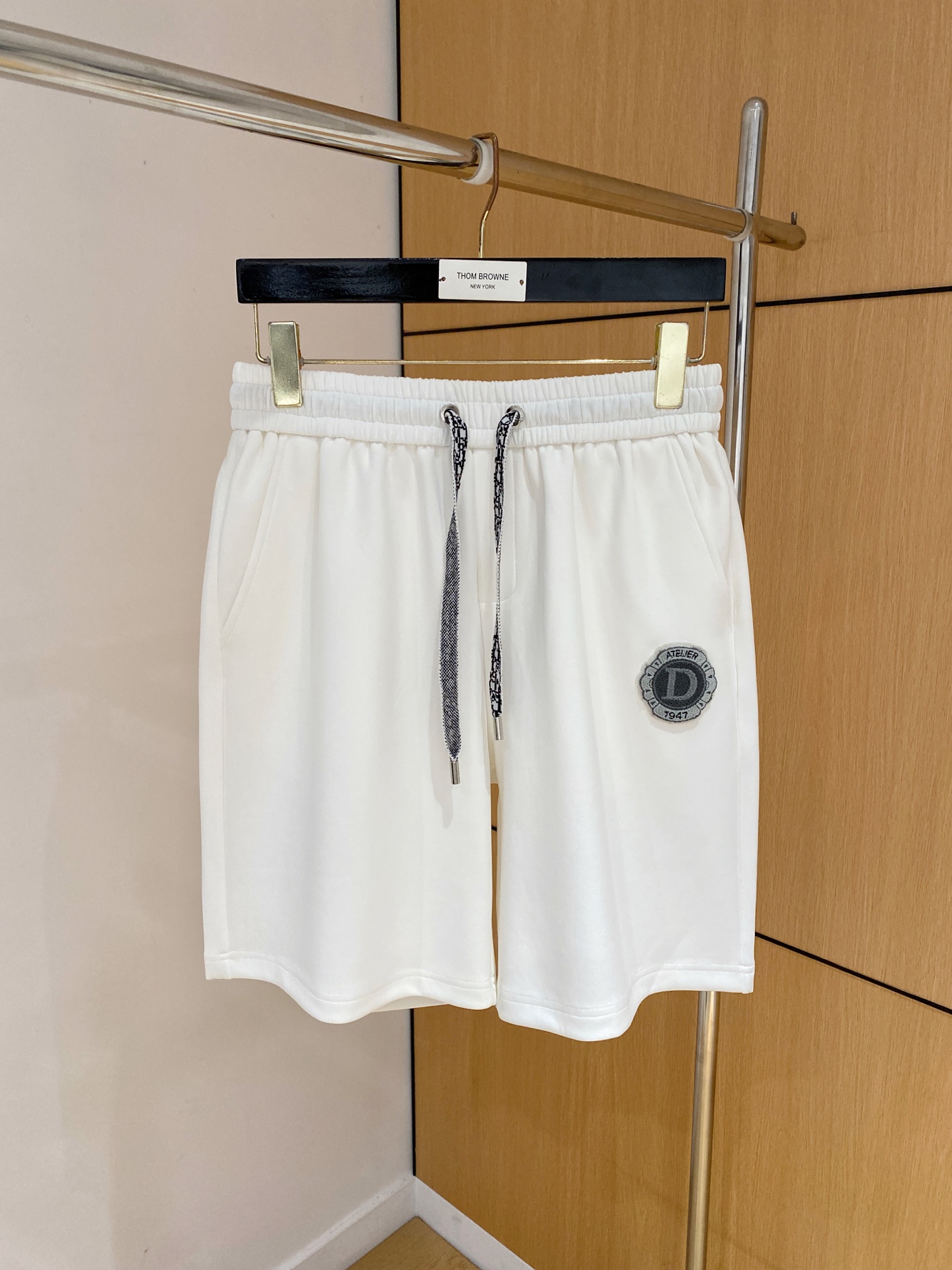 NO:875003,Dior's 2026 spring and summer new men's casual loose shorts, three-quarter pants, high-end goods, simple, fashionable and generous, customized original imported fabrics, simple and refreshing, high-quality workmanship details, exquisite, simple and generous, versatile style, elegant and handsome upper body, brand new sense of sight!  The appearance is incomparable, the details are in place, and the upper body is not picky!  Size M-3XL 08,,dior,shorts,19860909迪奥 2026春夏新款男士休闲宽松短裤 五分裤 高端货简洁时尚大方定制原版进口面料简洁利落又清爽品质做工细节精美简约大方百搭款 上身优雅帅气,焕然一新的即视感！品相无敌,细节都很到位,上身不挑人！ 码数M-3XL 08,,dior,shorts,,Men's clothing