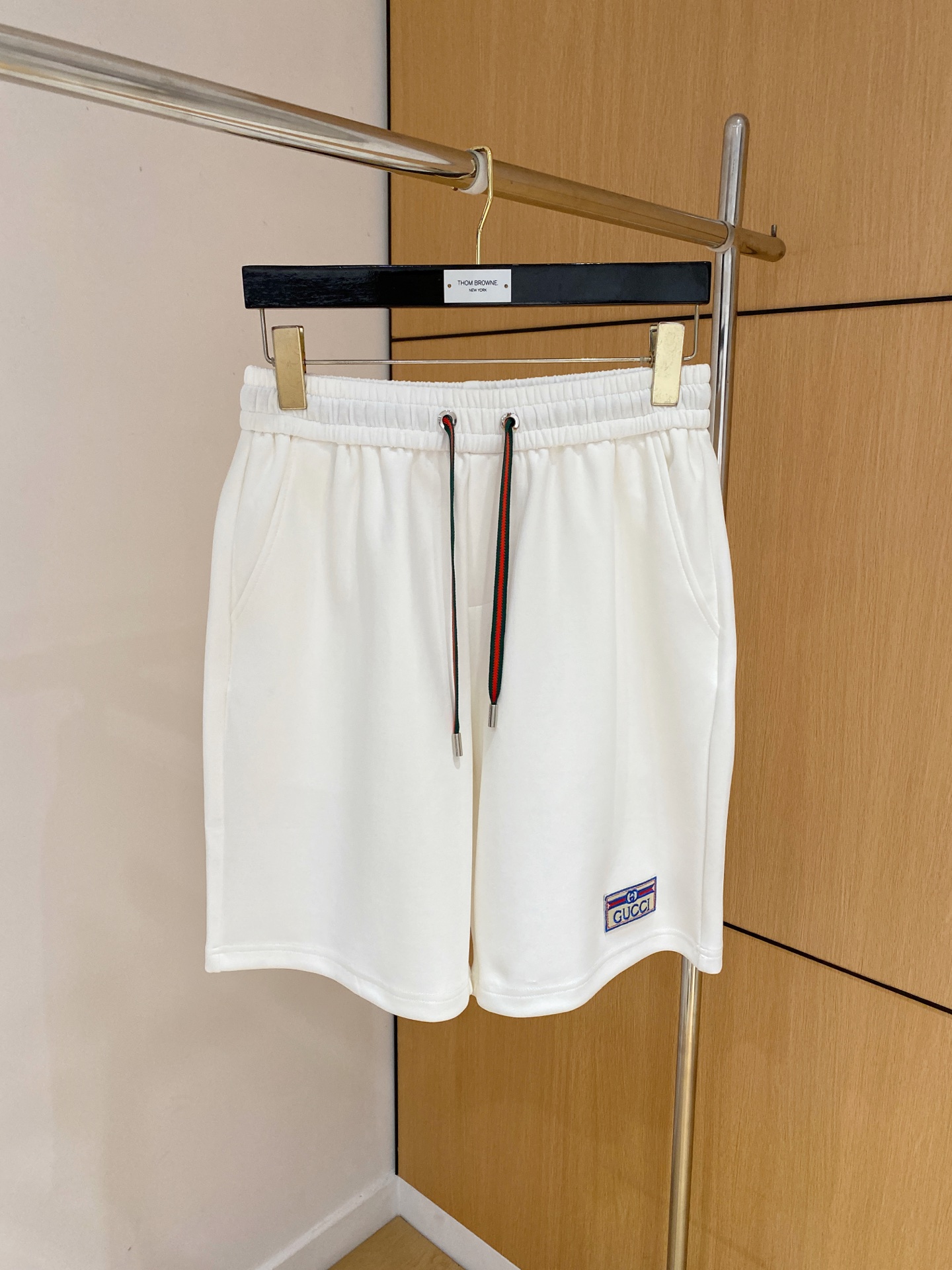 NO:875010,Gucci 2026 spring and summer new men's casual loose shorts, three-quarter pants, high-end goods, simple, fashionable and generous, customized original imported fabrics, simple and refreshing, high-quality workmanship details, exquisite, simple and generous, versatile style, elegant and handsome upper body, brand new sense of sight!  The appearance is incomparable, the details are in place, and the upper body is not picky!  Size M-3XL 08,,gucci,shorts,19860909古驰 2026春夏新款男士休闲宽松短裤 五分裤 高端货简洁时尚大方定制原版进口面料简洁利落又清爽品质做工细节精美简约大方百搭款 上身优雅帅气,焕然一新的即视感！品相无敌,细节都很到位,上身不挑人！ 码数M-3XL 08,,gucci,shorts,,Men's clothing